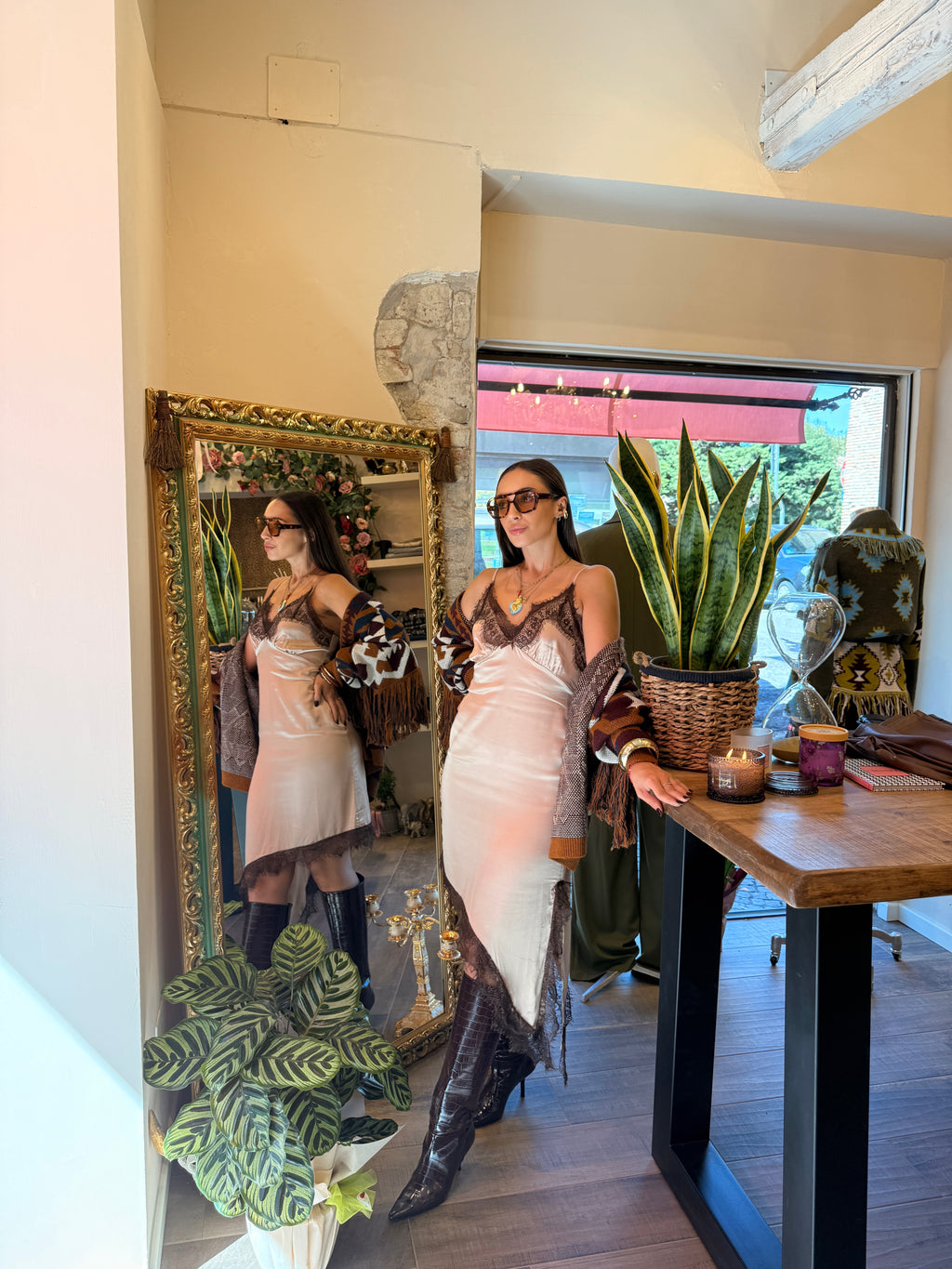 Abito corto con profili in pizzo e spalline sottili