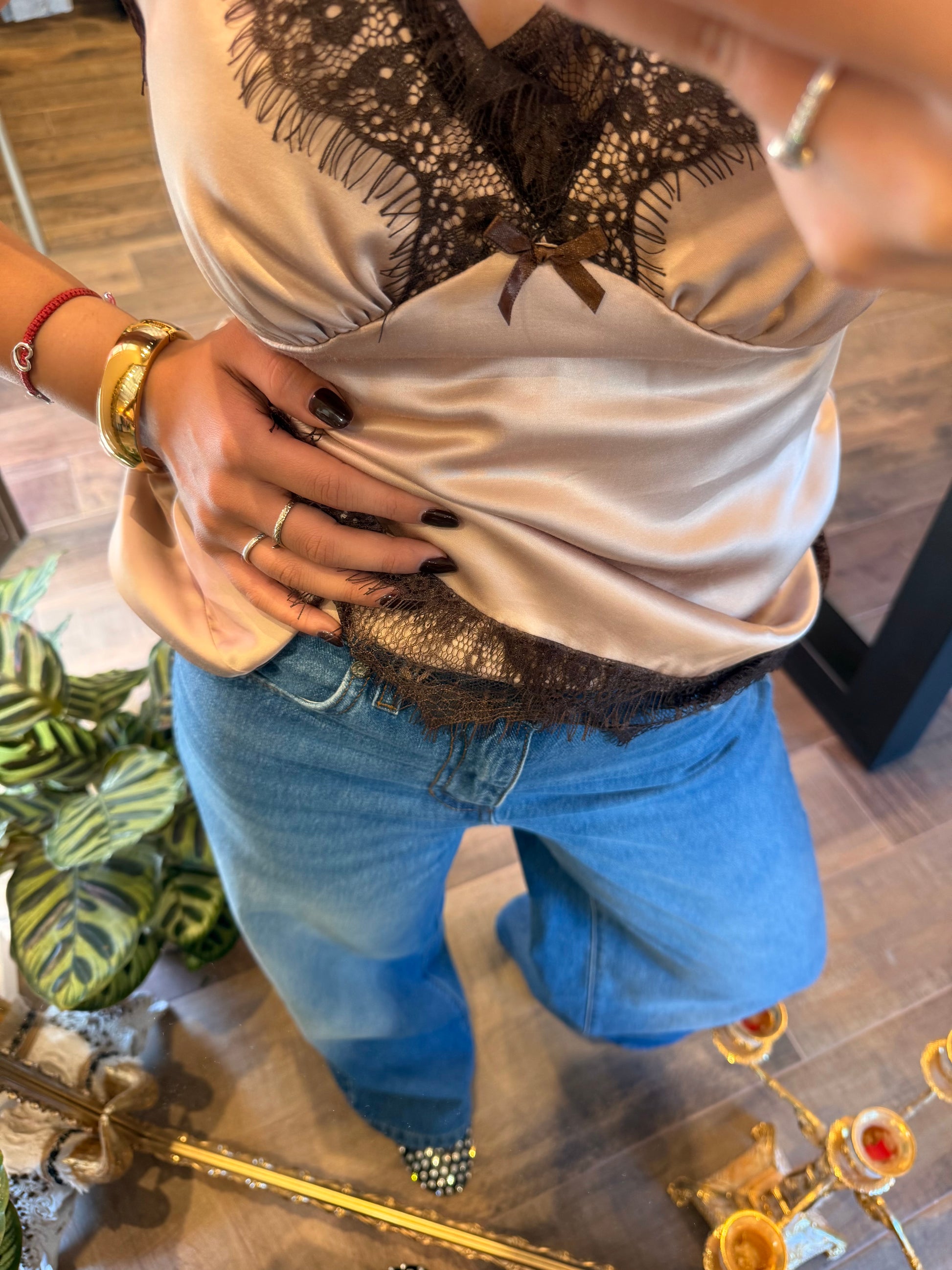 Top con spalline sottili e bordo di pizzo asimmetrico