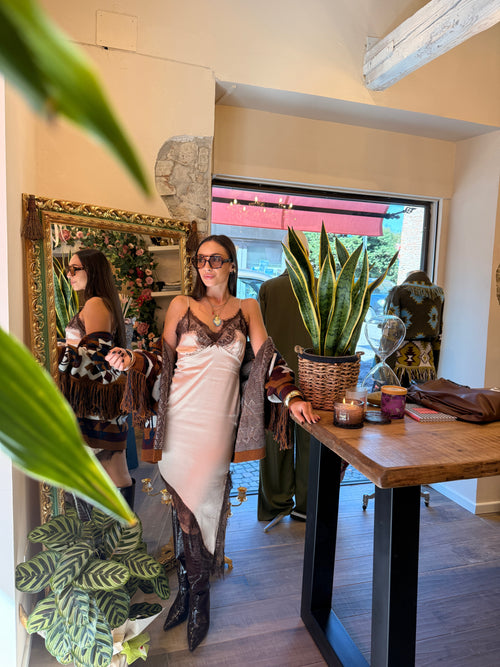 Abito corto con profili in pizzo e spalline sottili