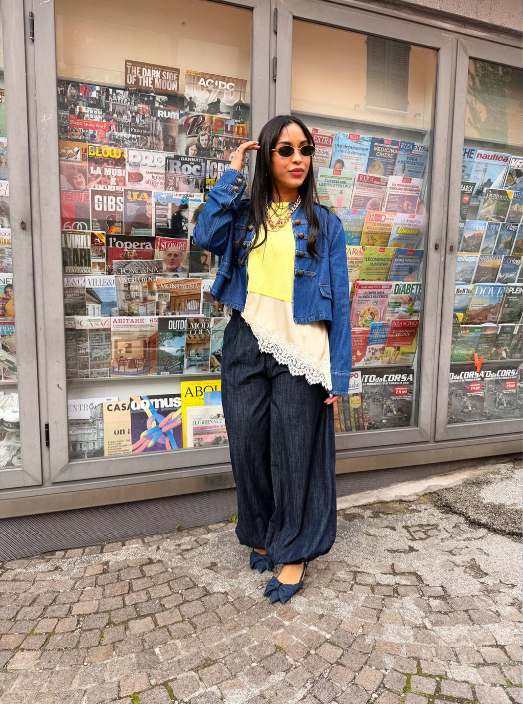 Giacca in denim corta con bottoni decorativi