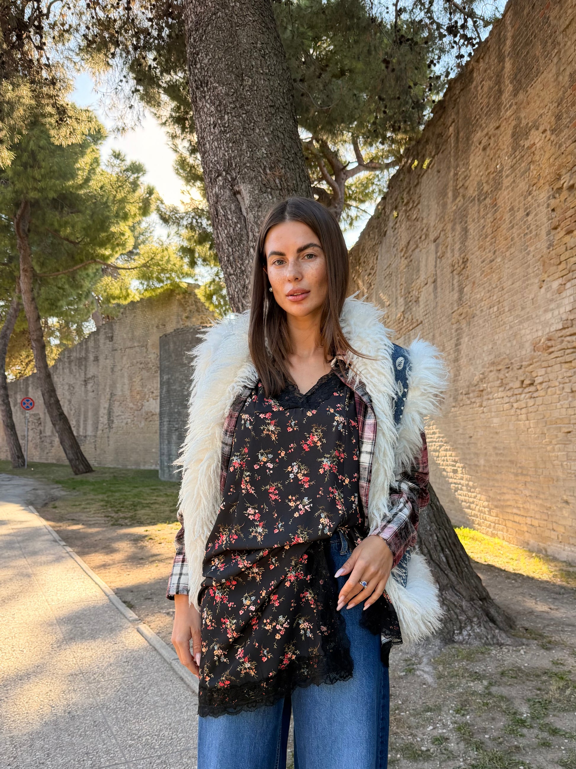 Gilet smanicato ricamato con finitura pelosa