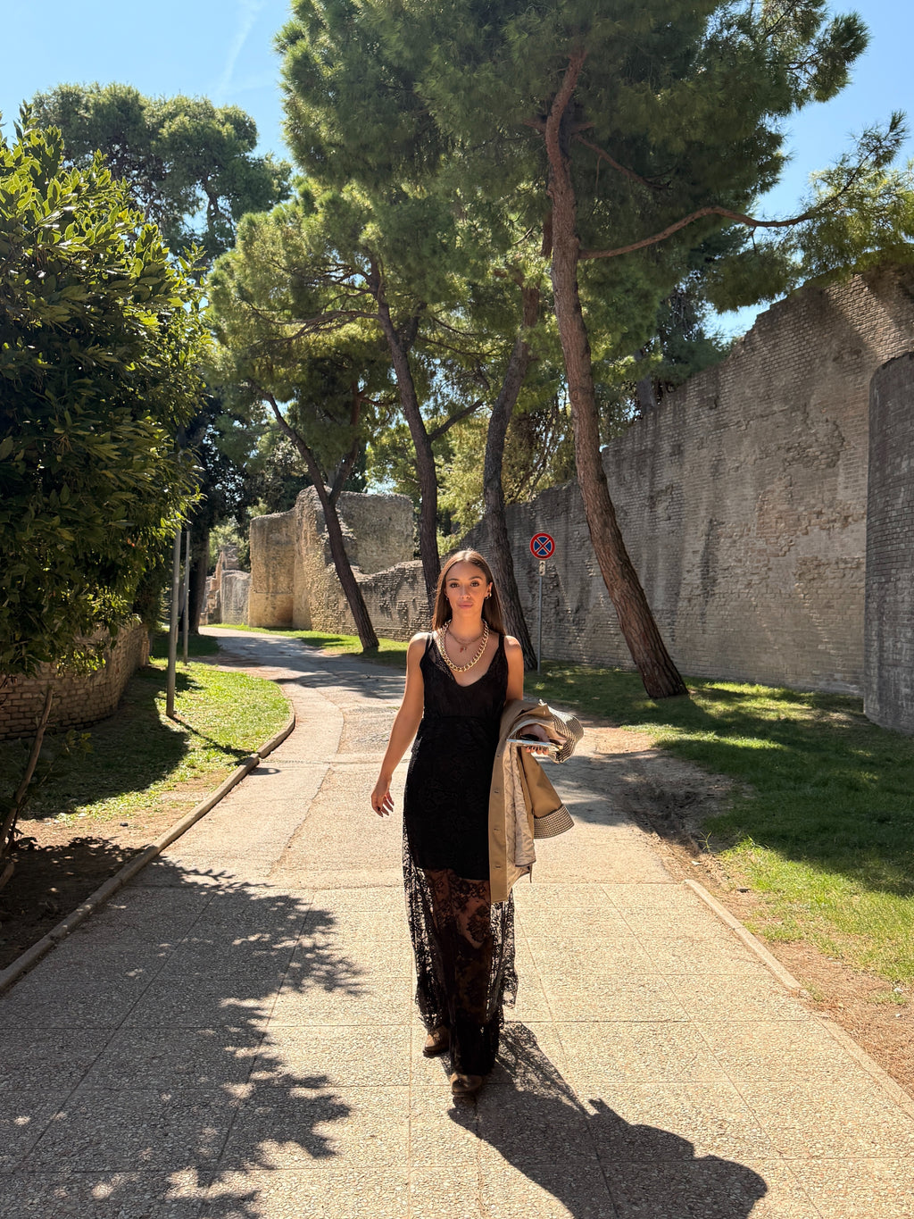 Abito lungo con pizzo e balza sul fondo