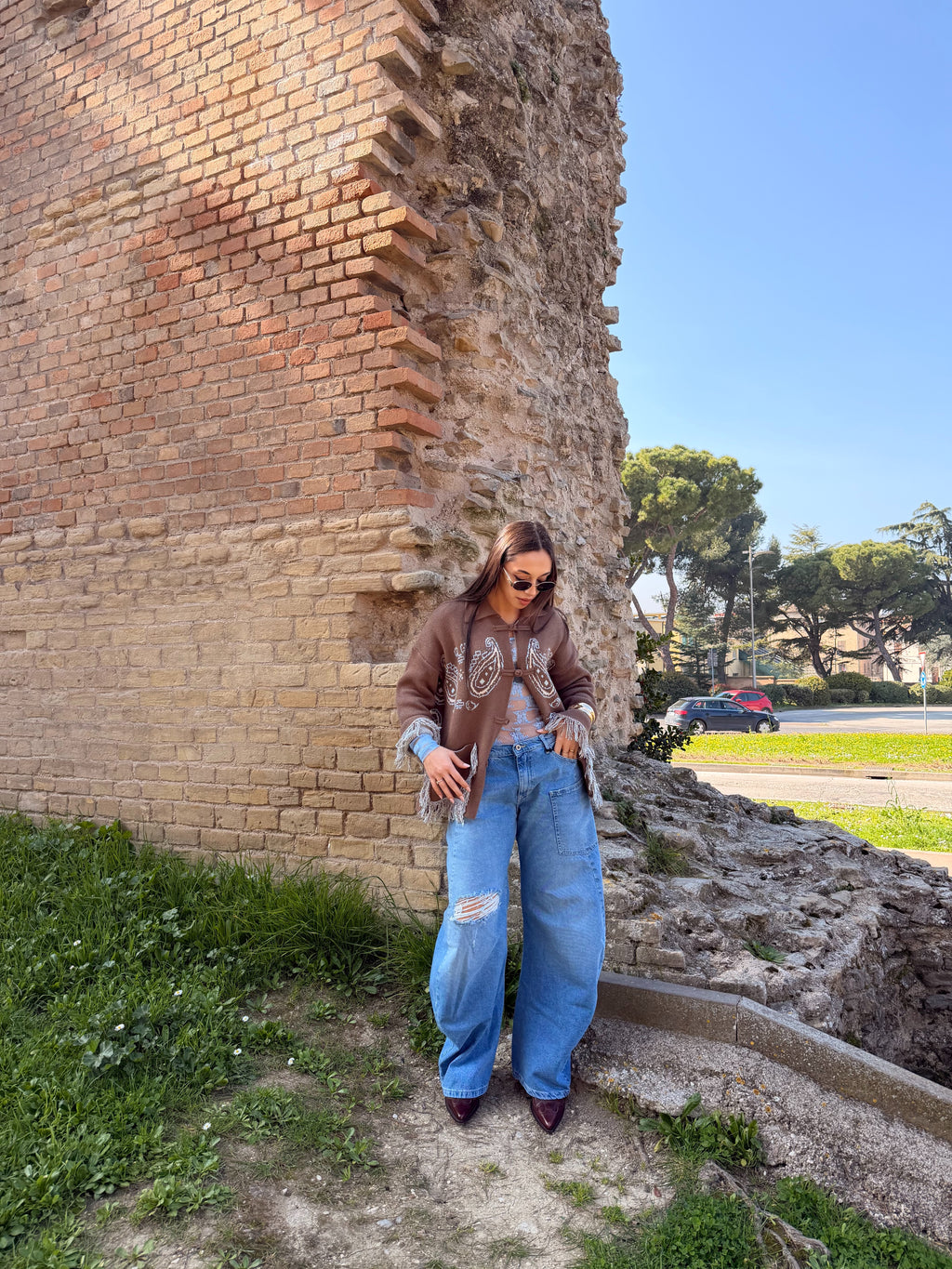 Jeans wide leg strappo e tasca applicata