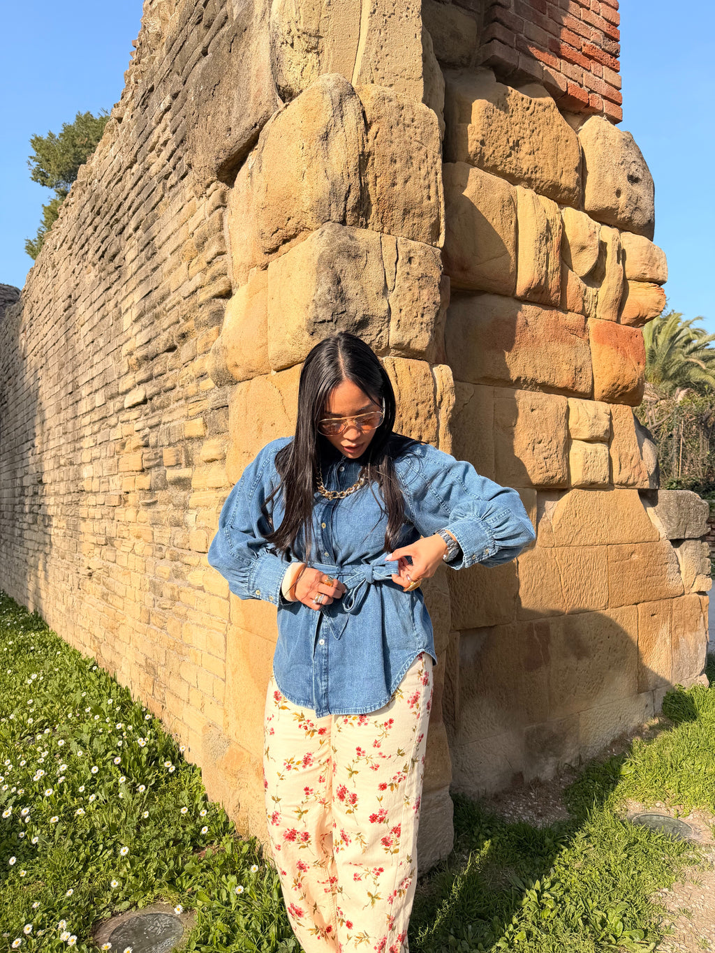 Camicia in denim con cintura e maniche lunghe
