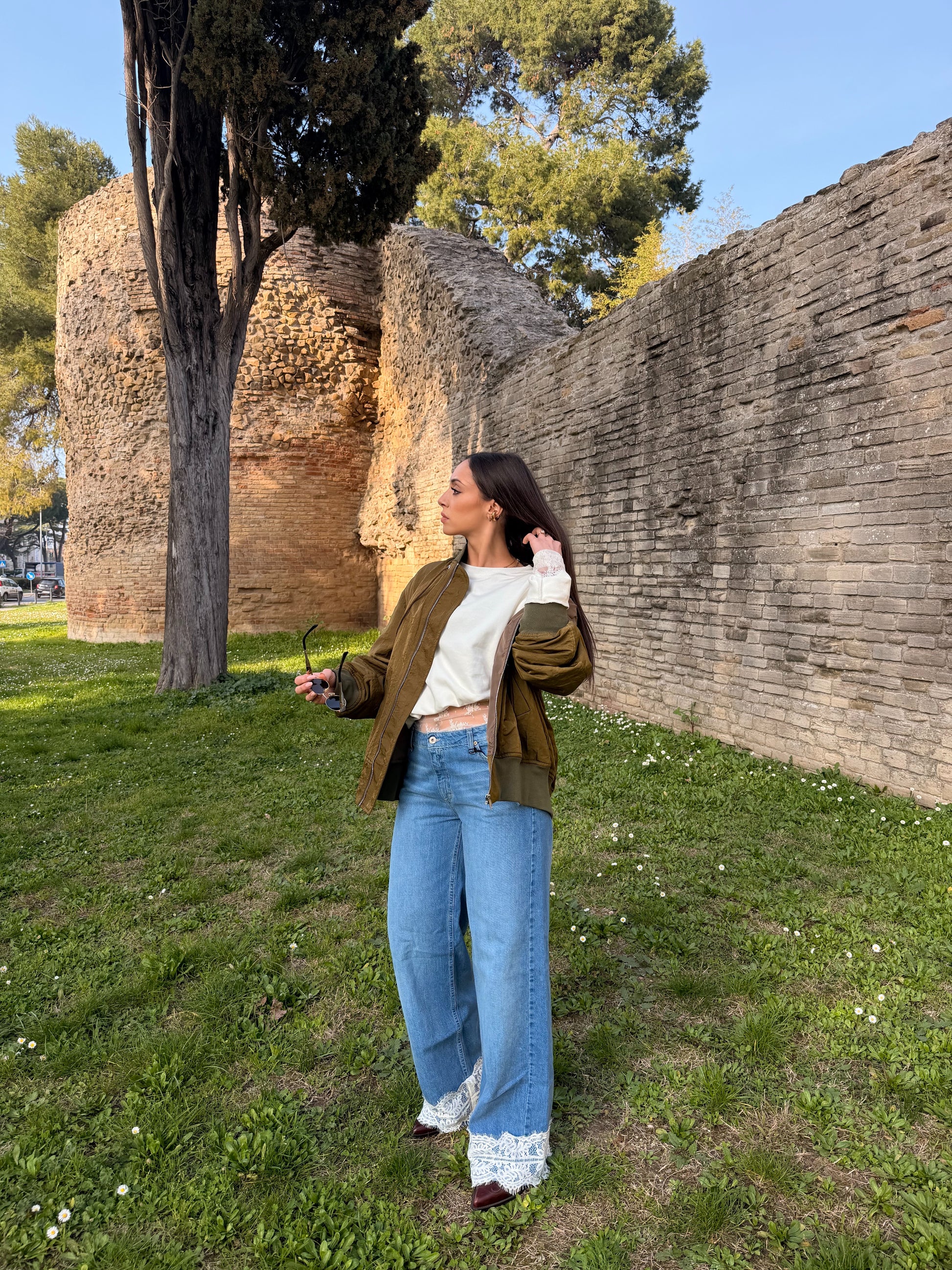 Jeans a gamba ampia con bordi in pizzo