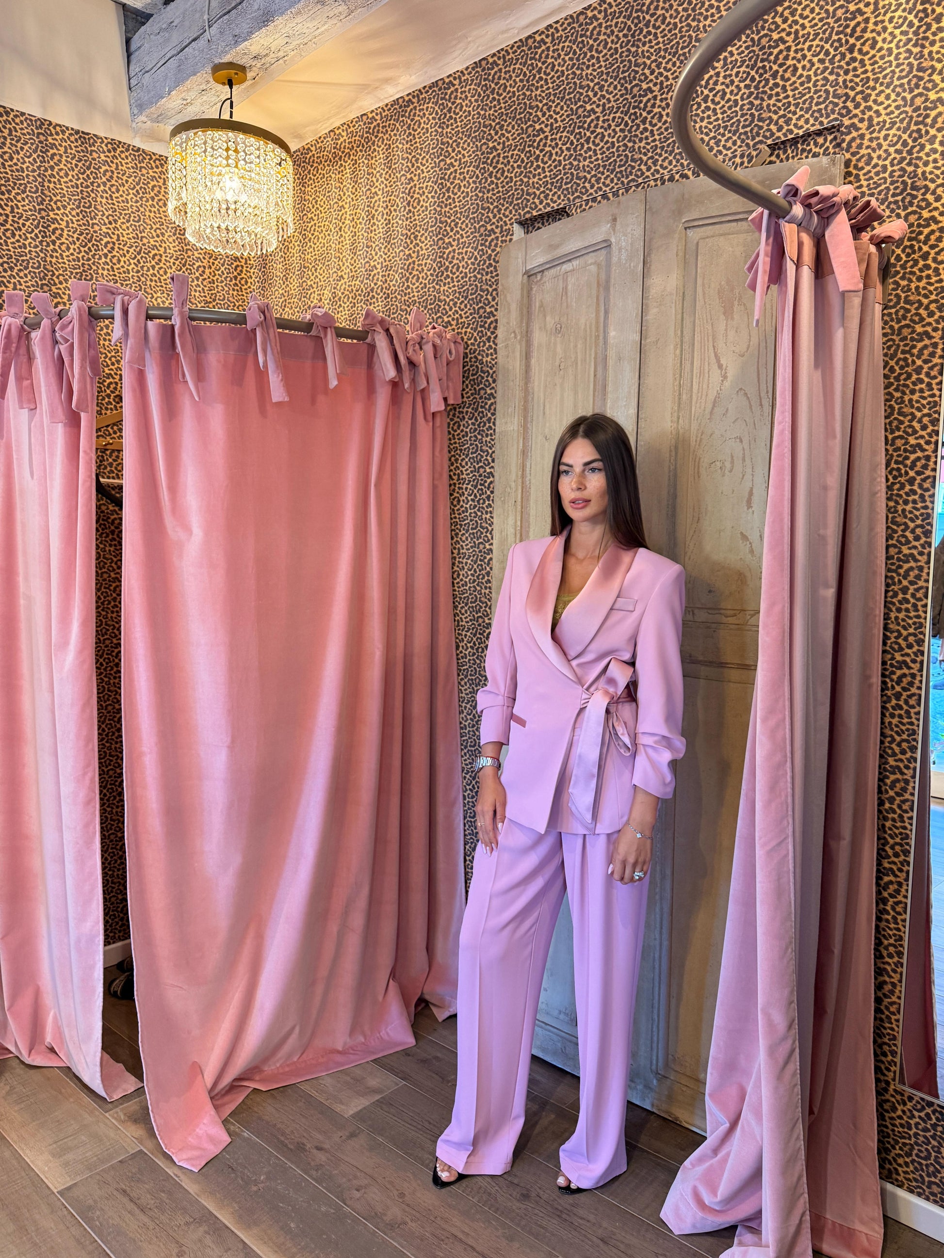 Blazer con chiusura laterale e rovere effetto satin