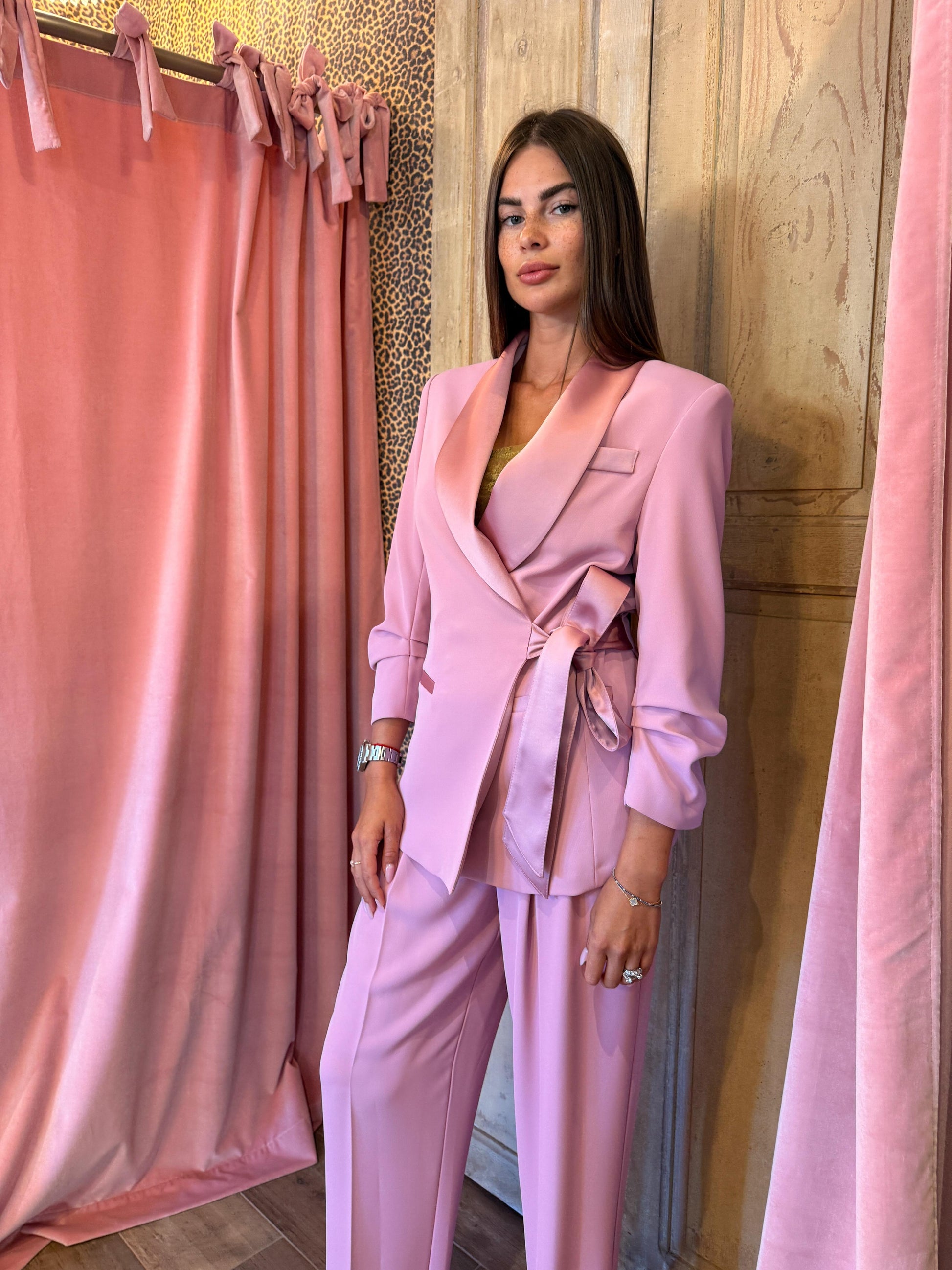 Blazer con chiusura laterale e rovere effetto satin