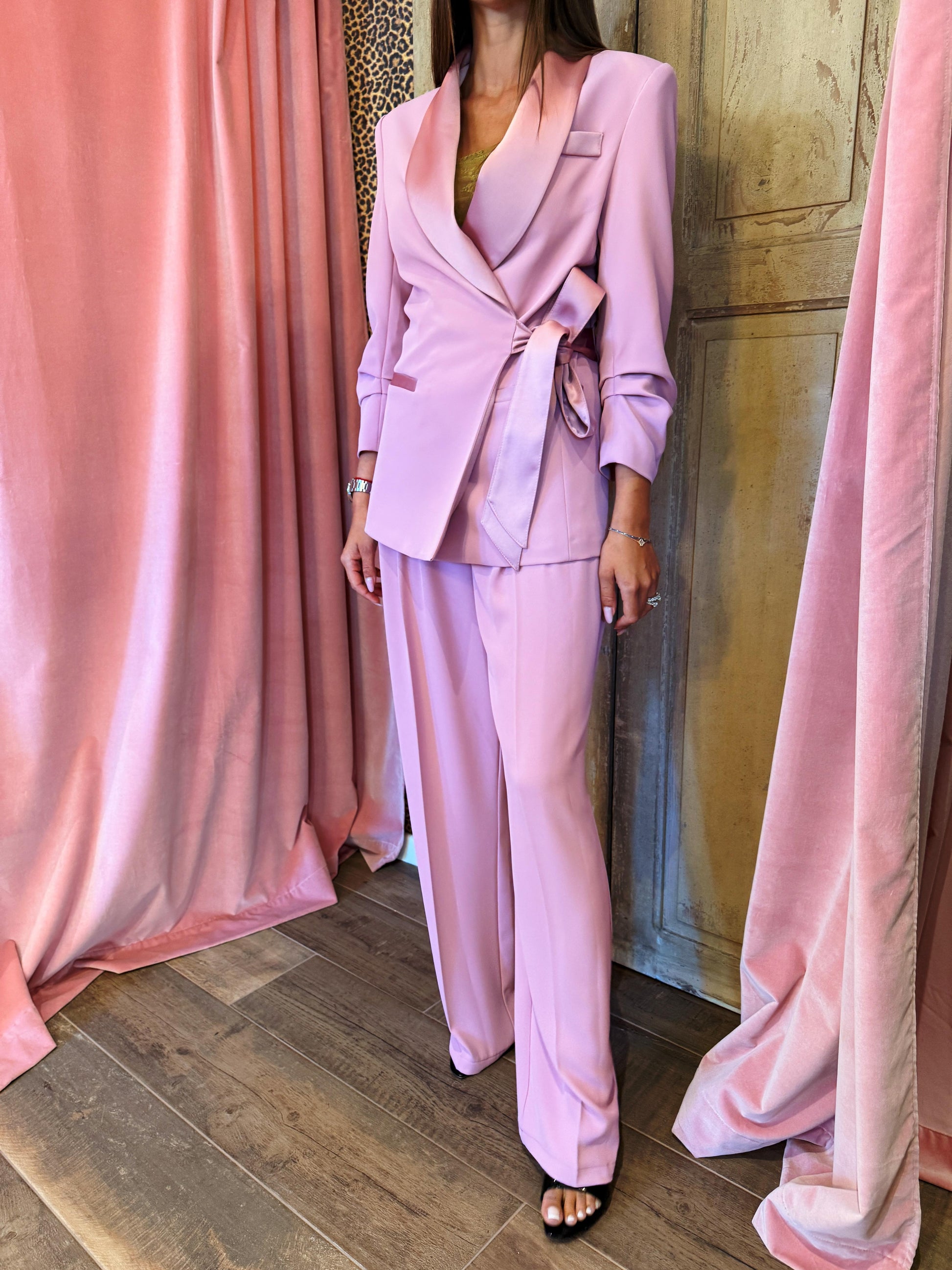 Blazer con chiusura laterale e rovere effetto satin