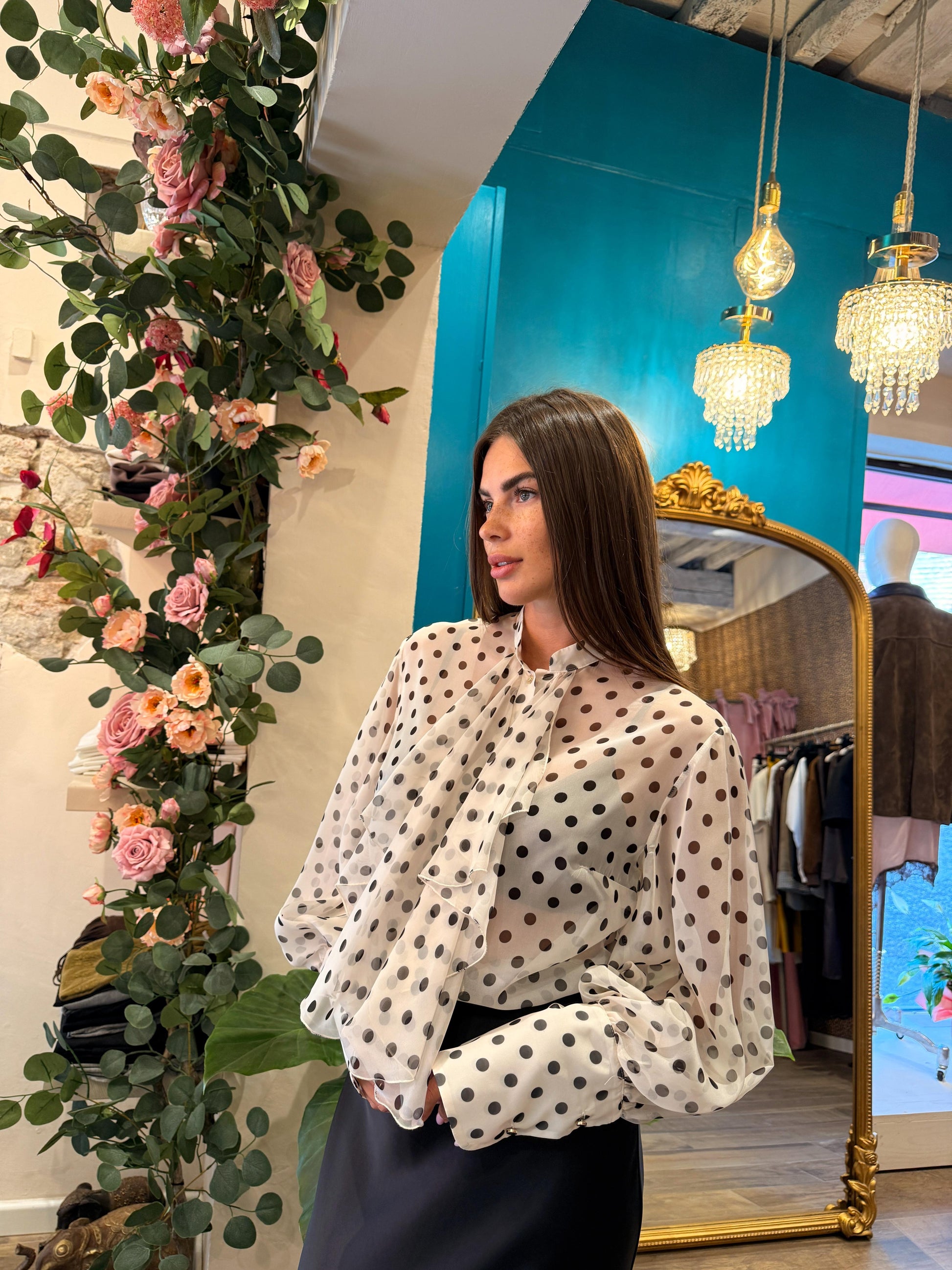 Camicia con stampa a pois e fiocco centrale