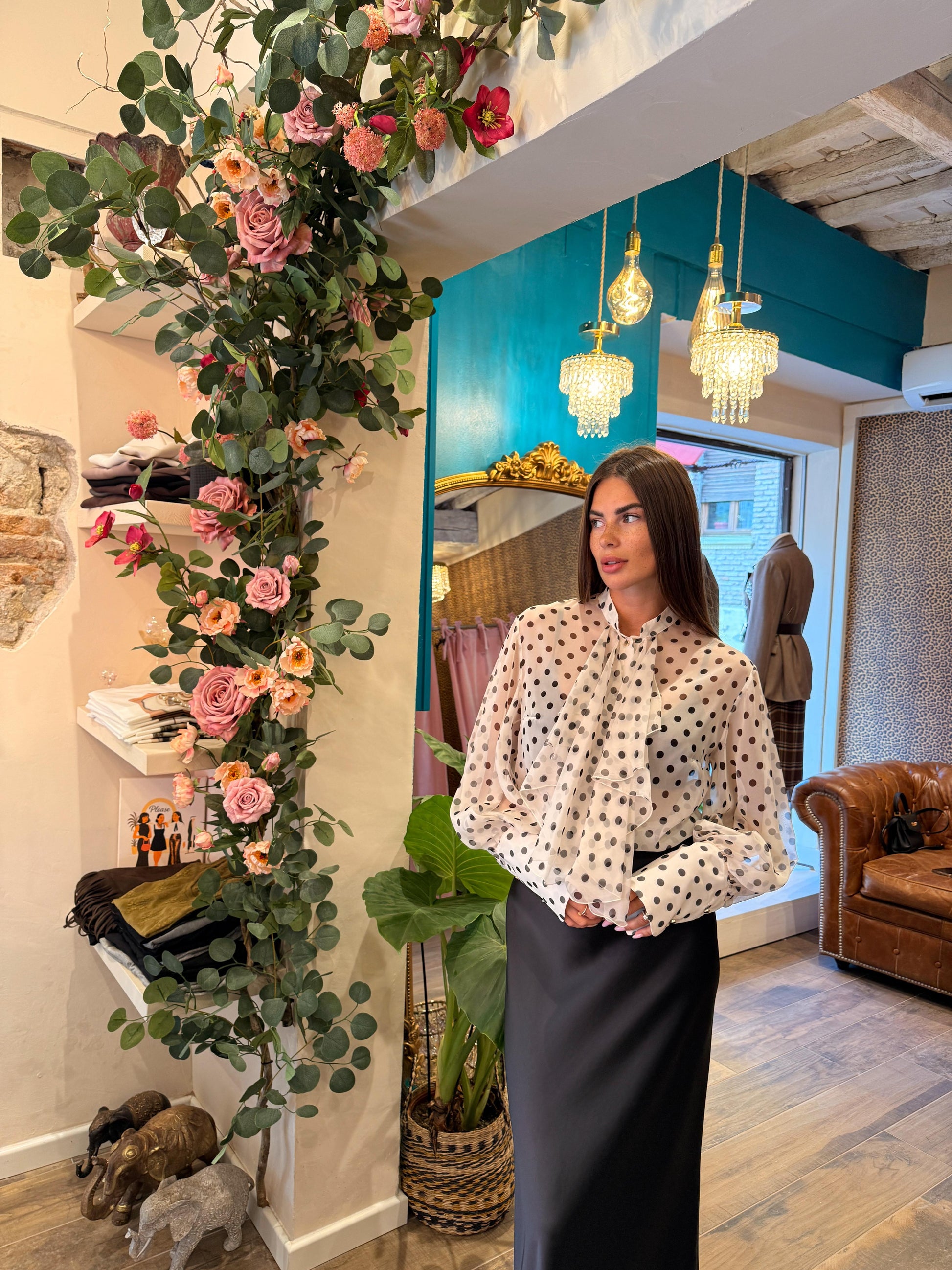 Camicia con stampa a pois e fiocco centrale