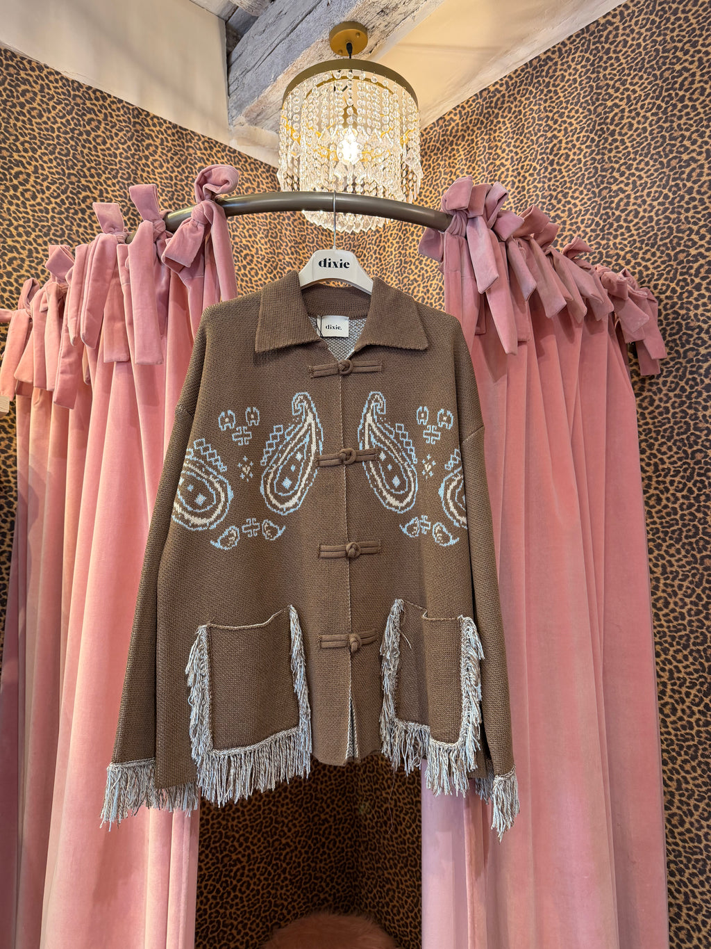 Cardigan fantasia paisley con frange e tasche