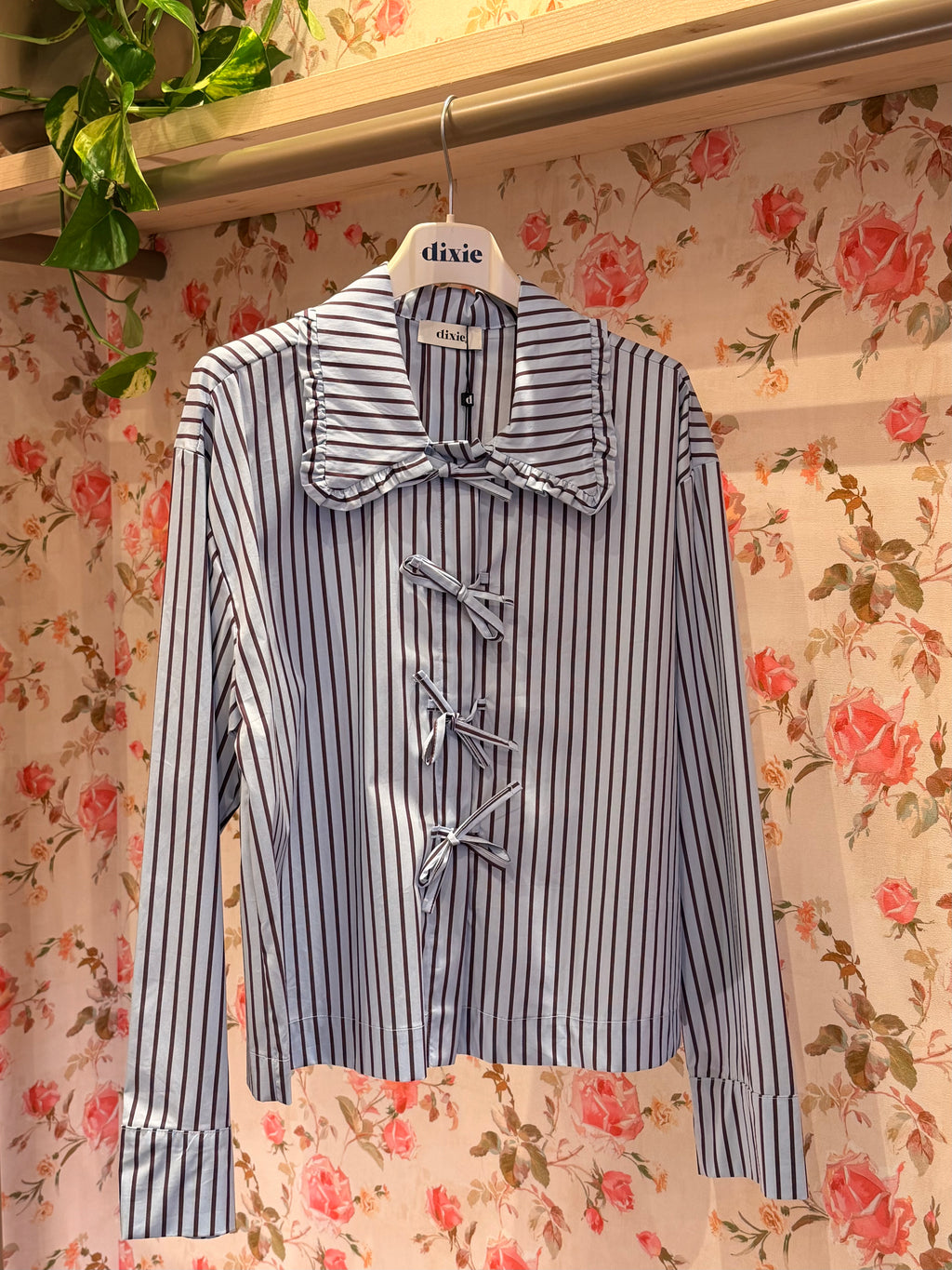 Camicia a righe con fiocchi e colletto ampio