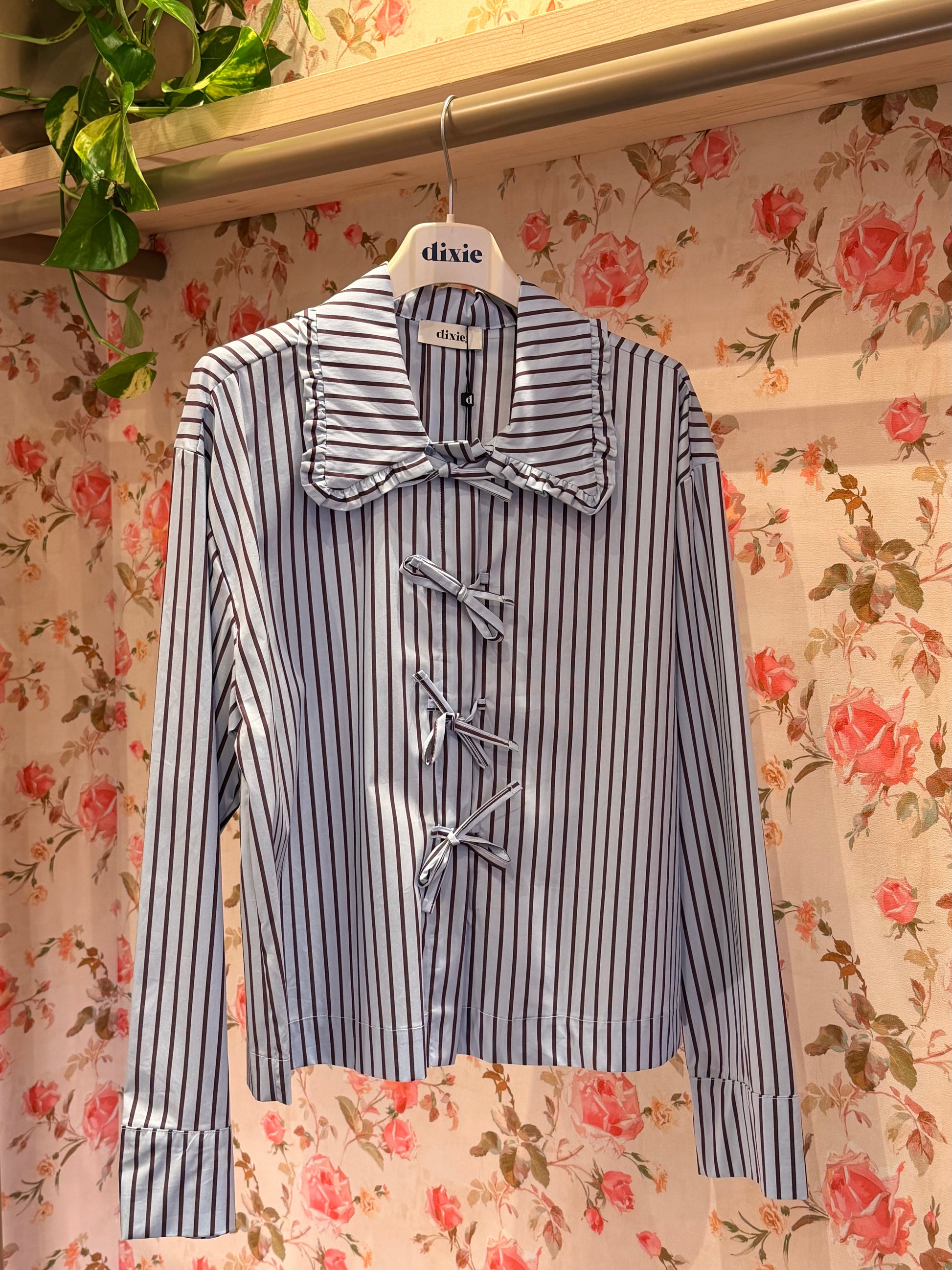 Camicia a righe con fiocchi e colletto ampio