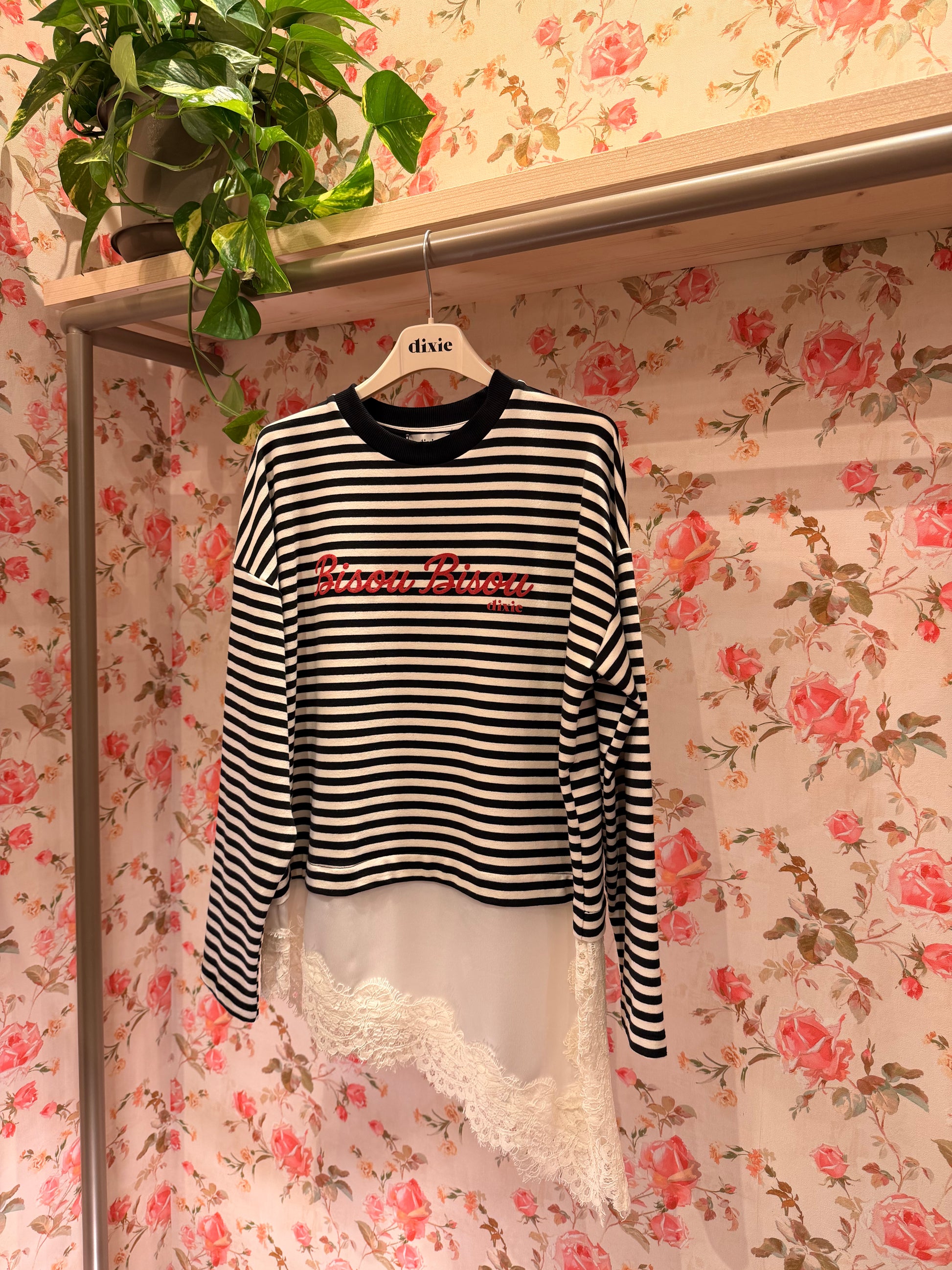 T-shirt a righe con dettagli asimmetrici e bordo in pizzo