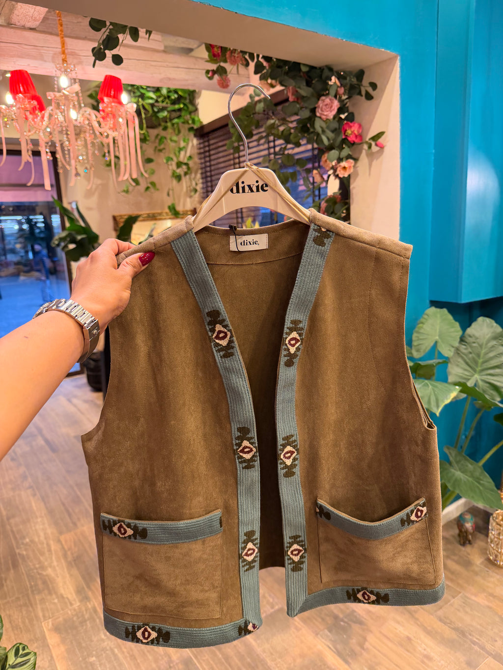 Gilet senza maniche con passamaneria ricamata
