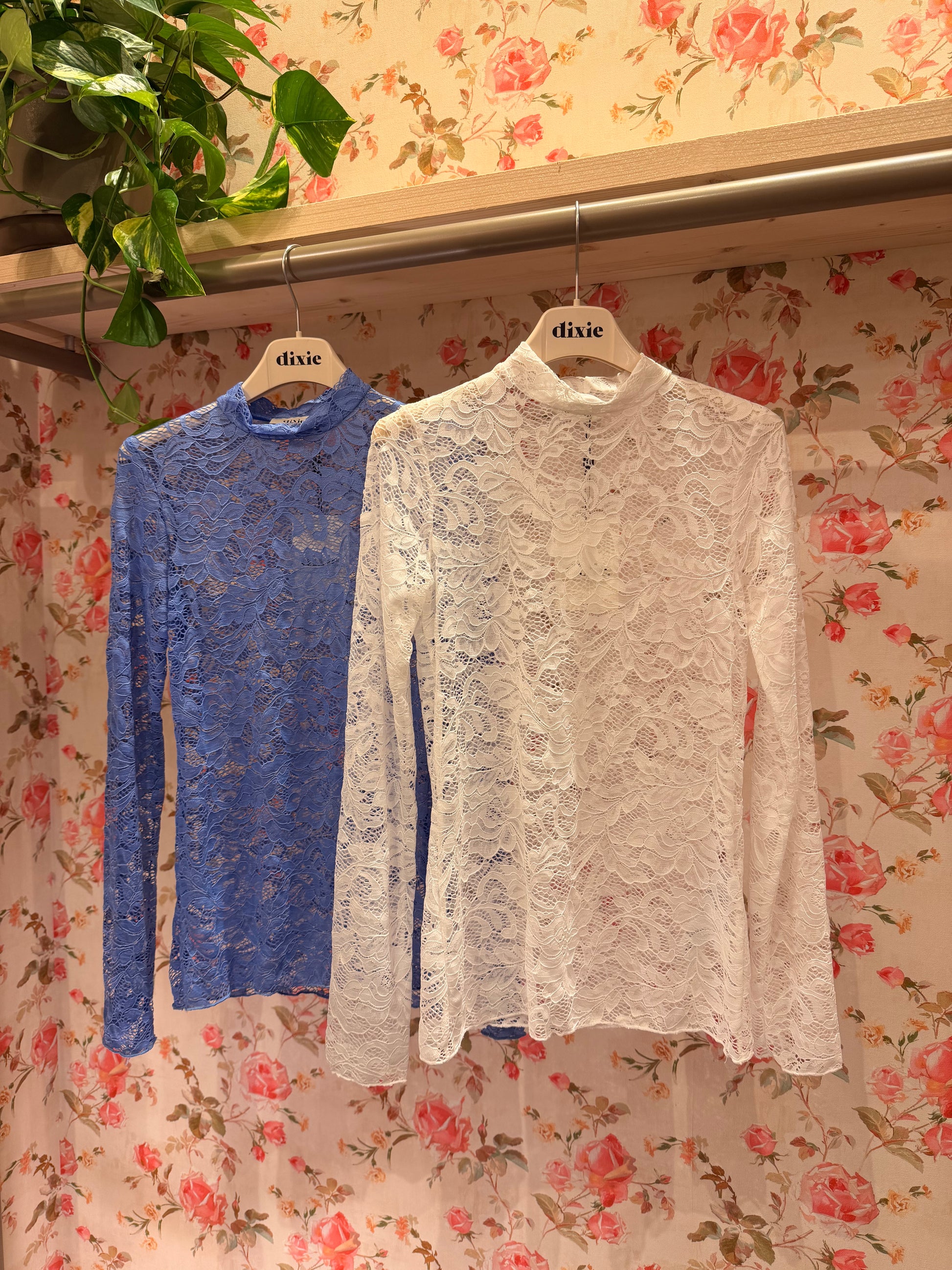 Top in pizzo a maniche lunghe
