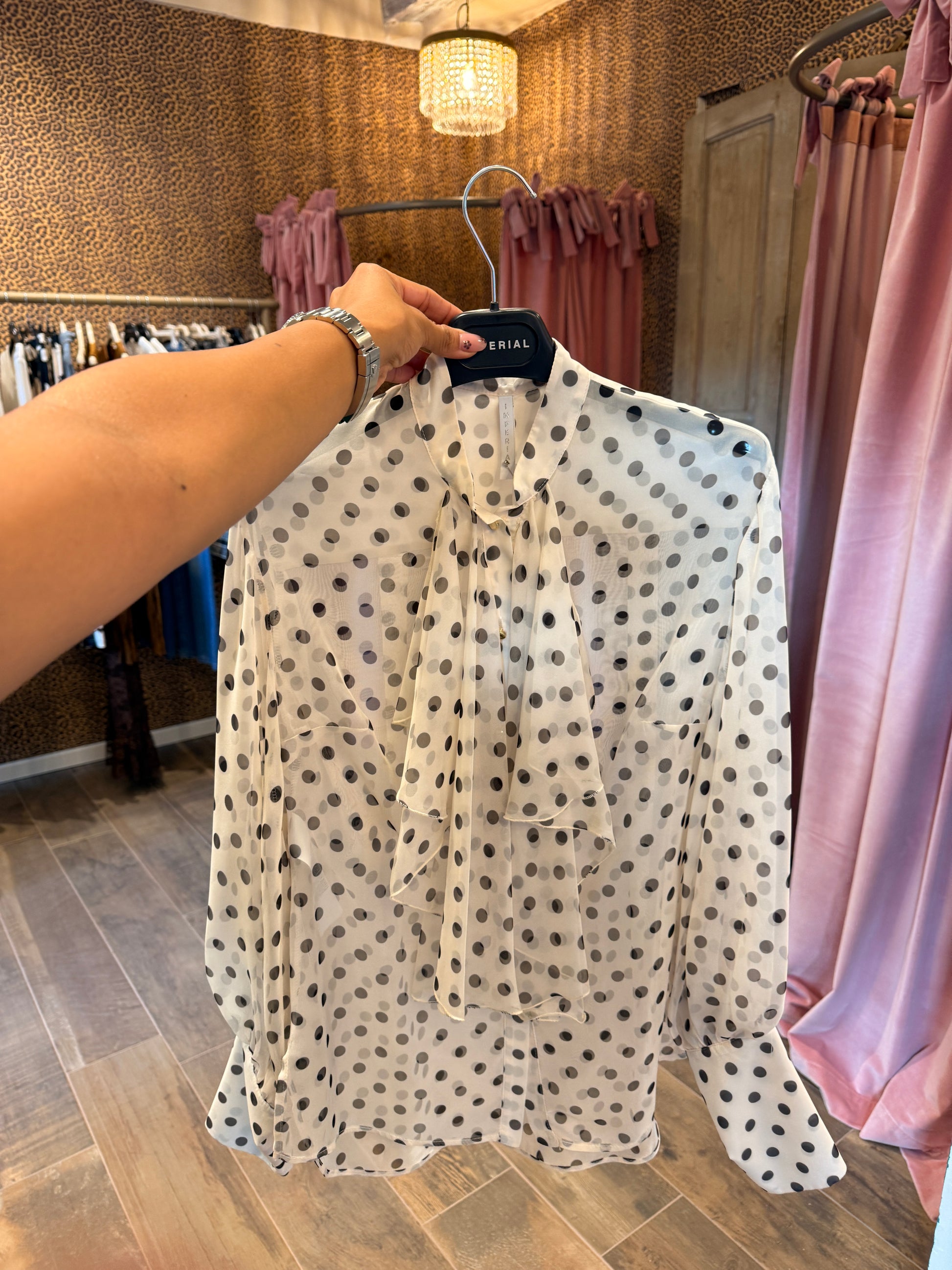 Camicia con stampa a pois e fiocco centrale