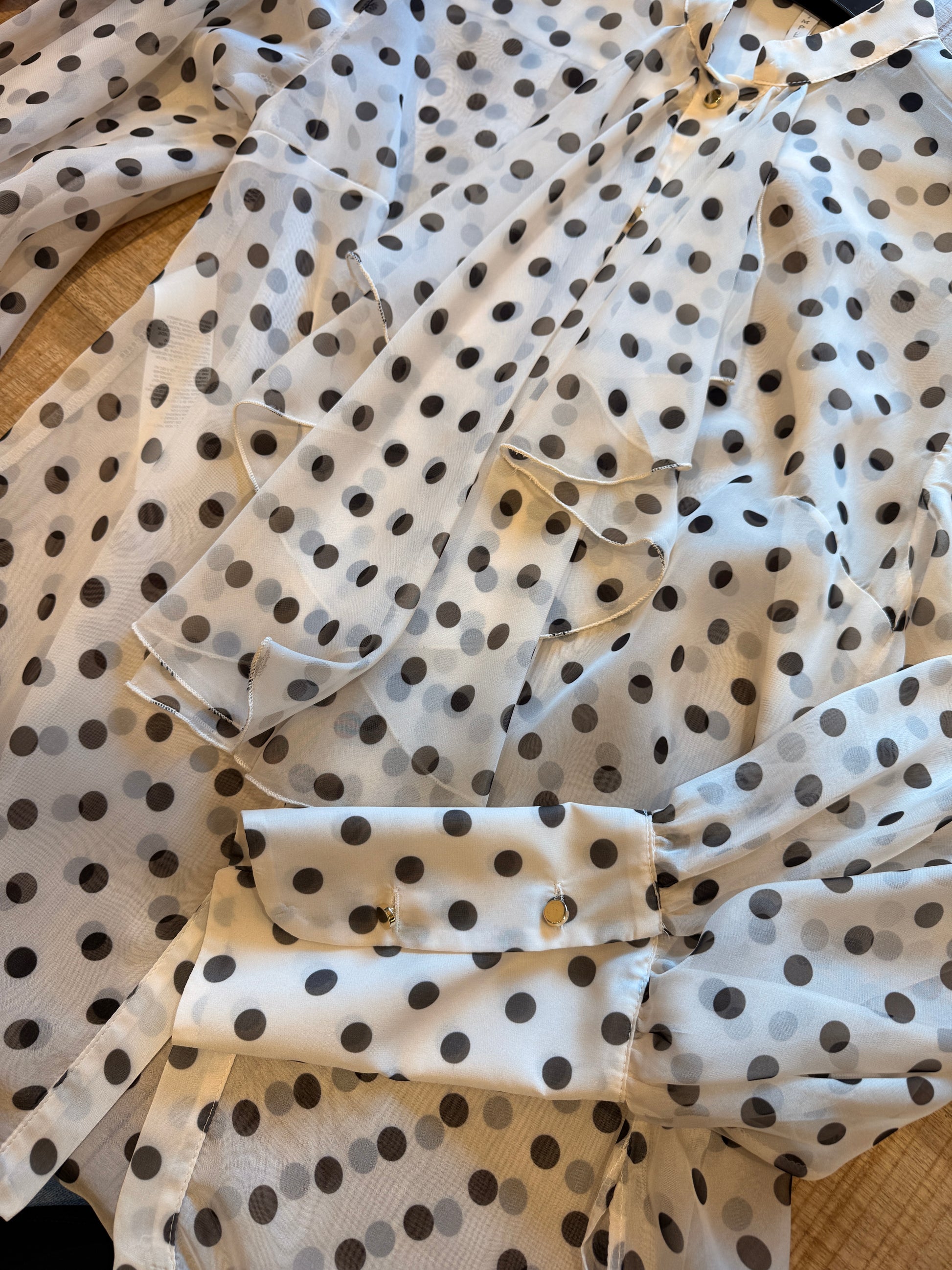 Camicia con stampa a pois e fiocco centrale