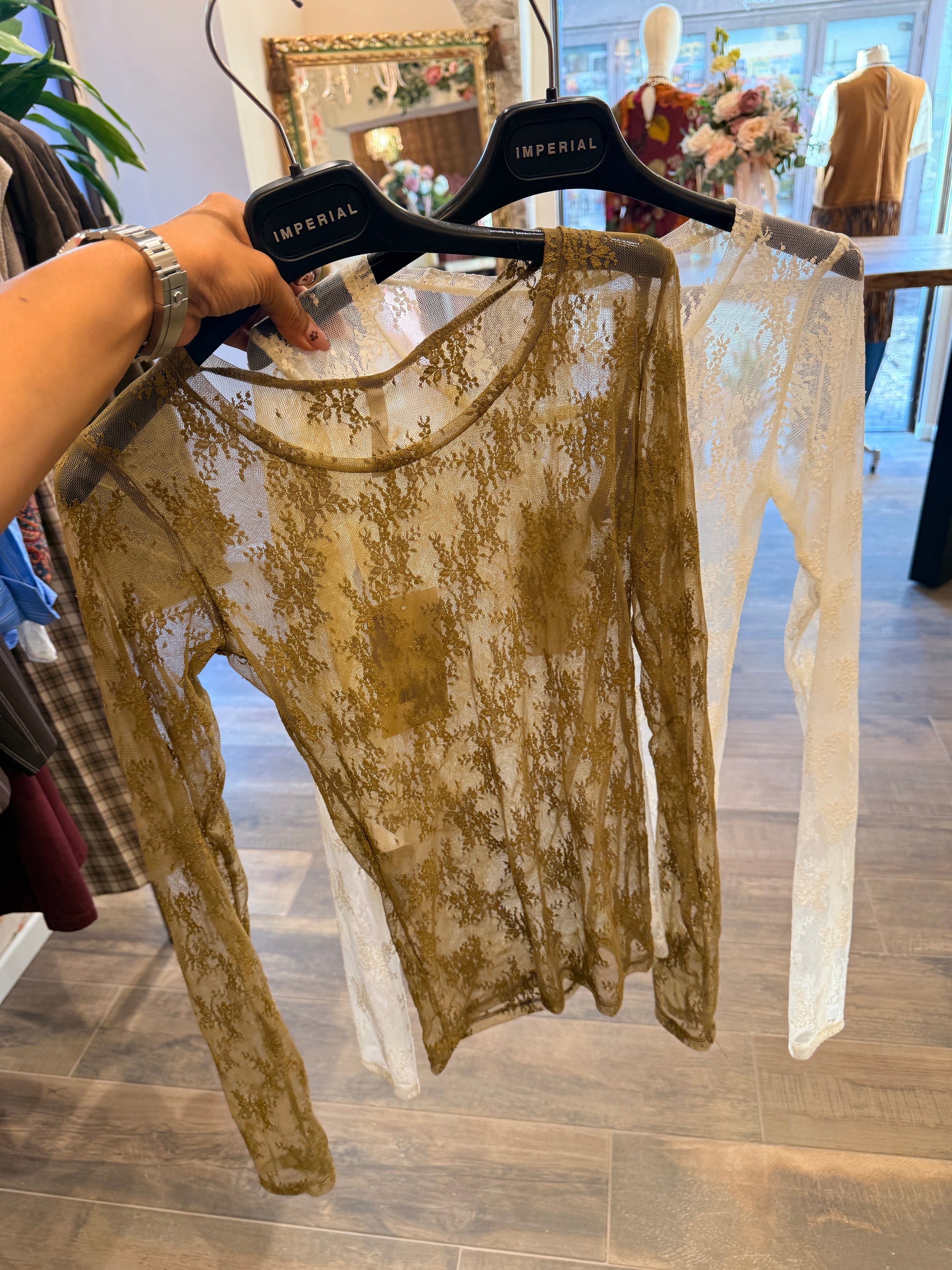 Maglia in pizzo trasparente a maniche lunghe