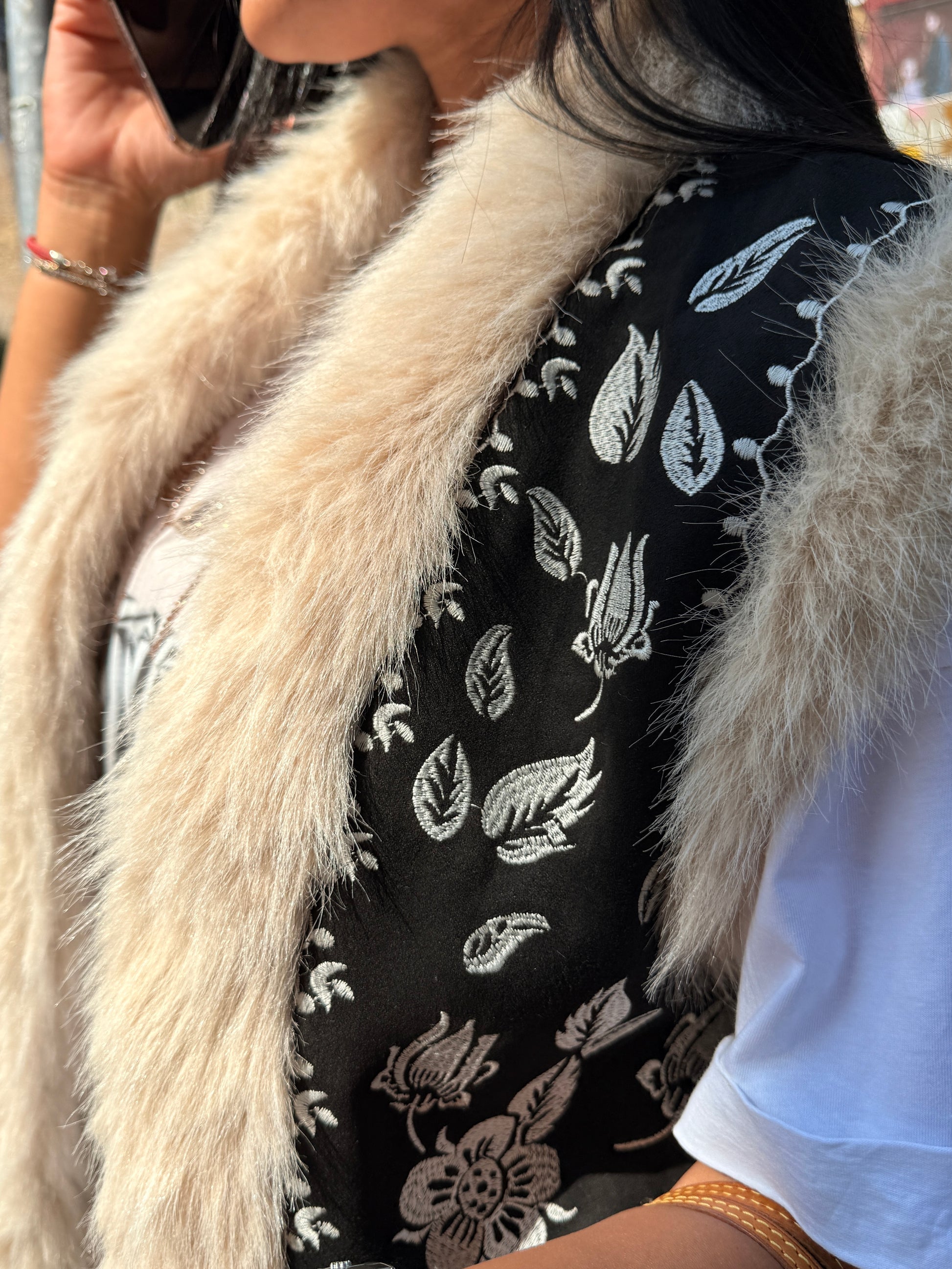 Gilet ricamato con bordi in pelliccia sintetica
