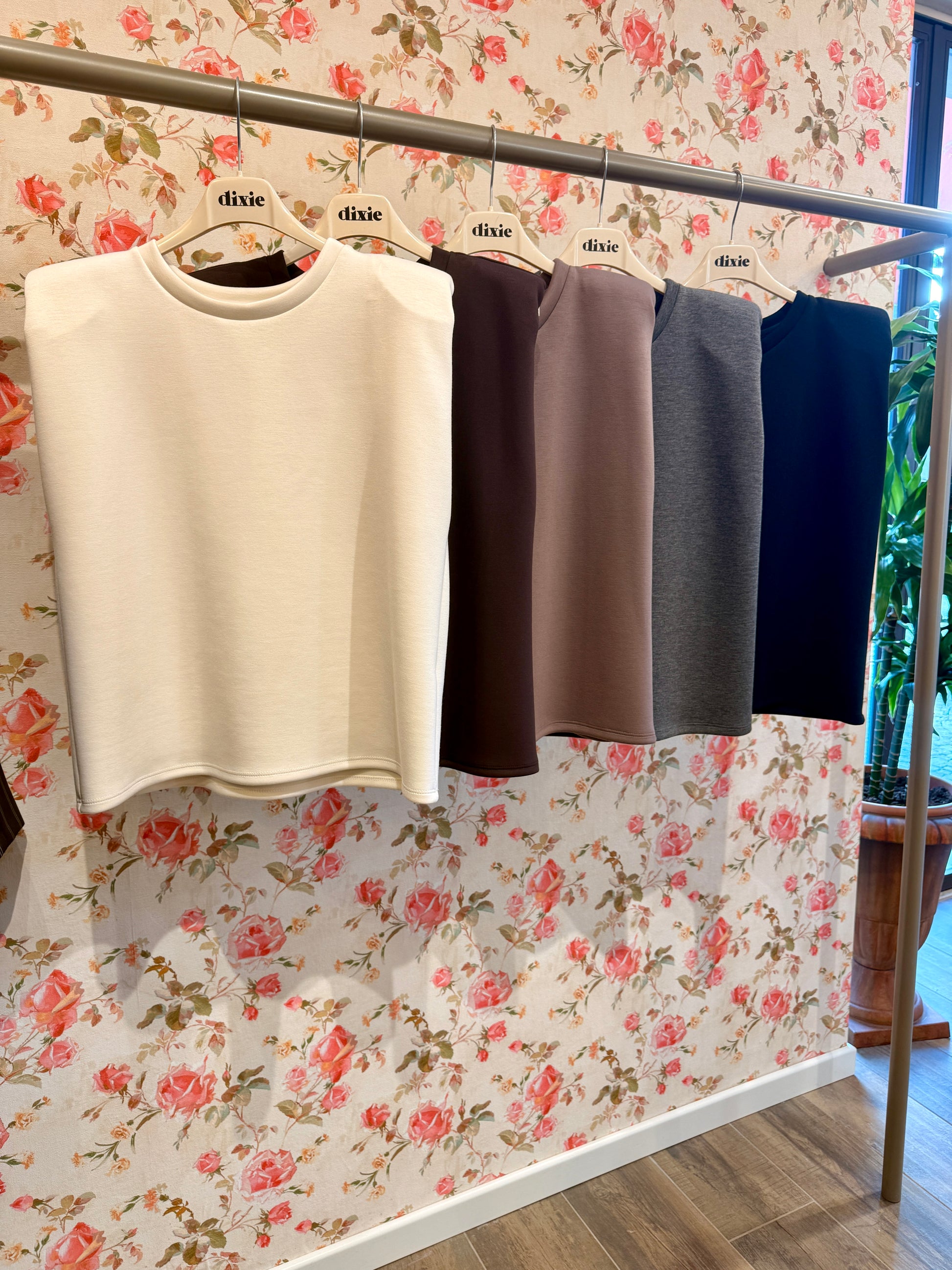Top smanicato con spalle strutturate girocollo