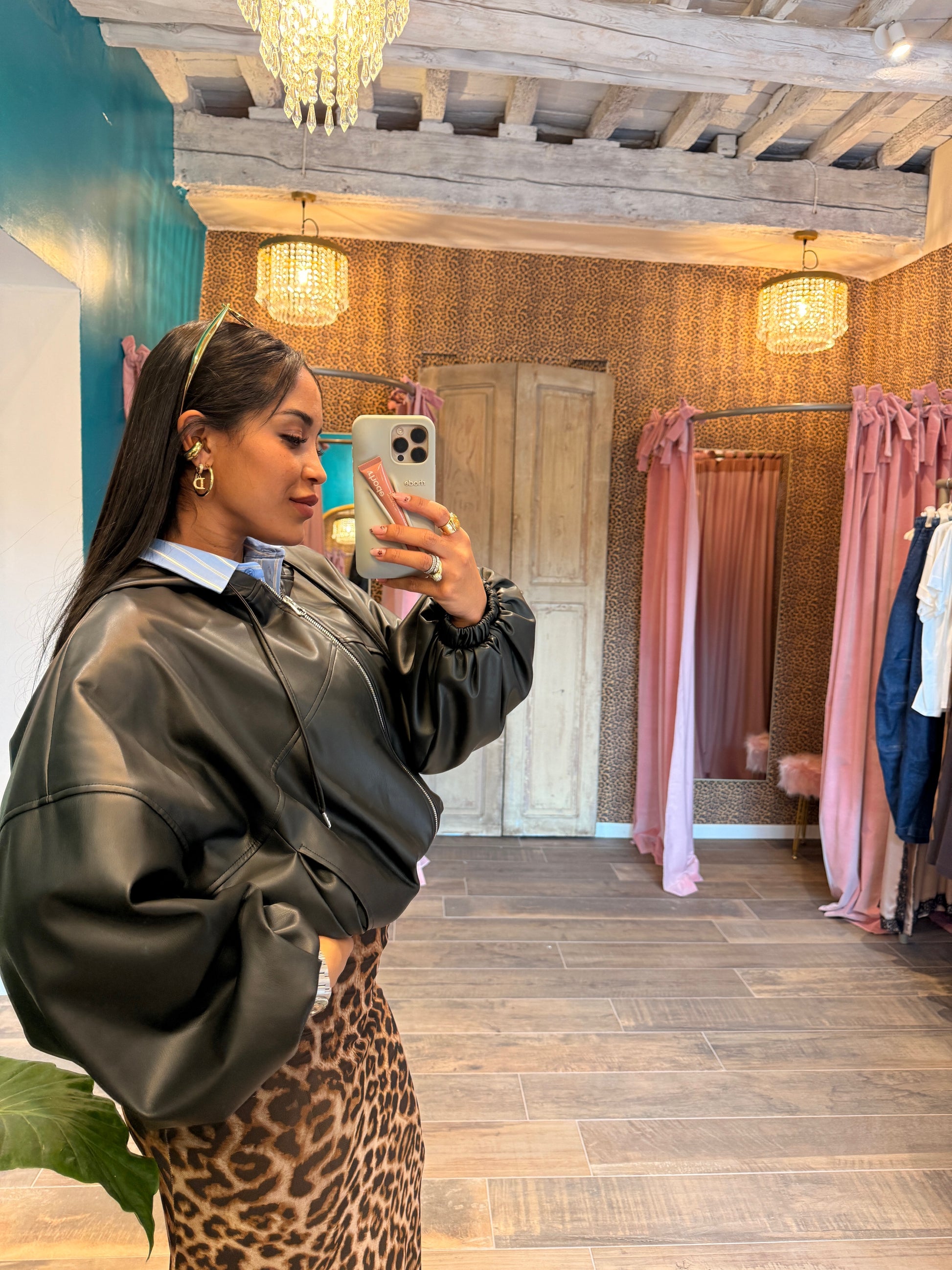 Bomber con cappuccio oversize in similpelle