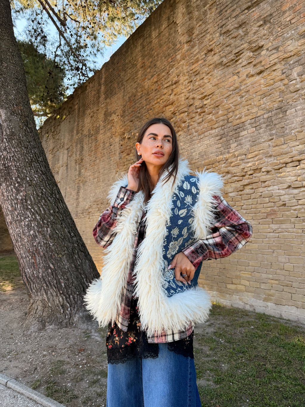 Gilet smanicato ricamato con finitura pelosa