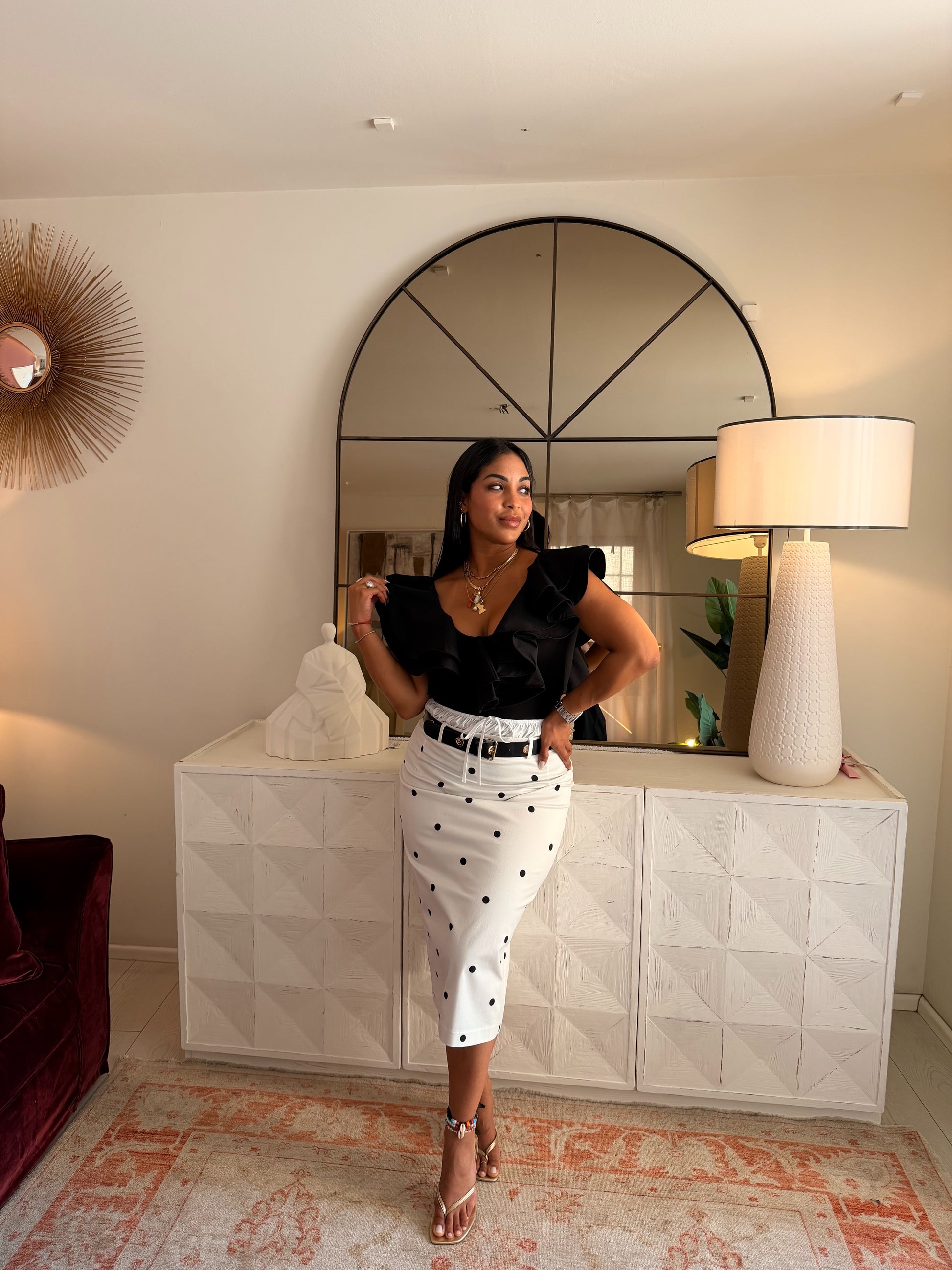 Body con volant sulle spalle e scollo tondo