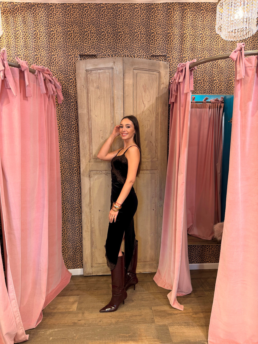 Abito con spalline e bordo in pizzo