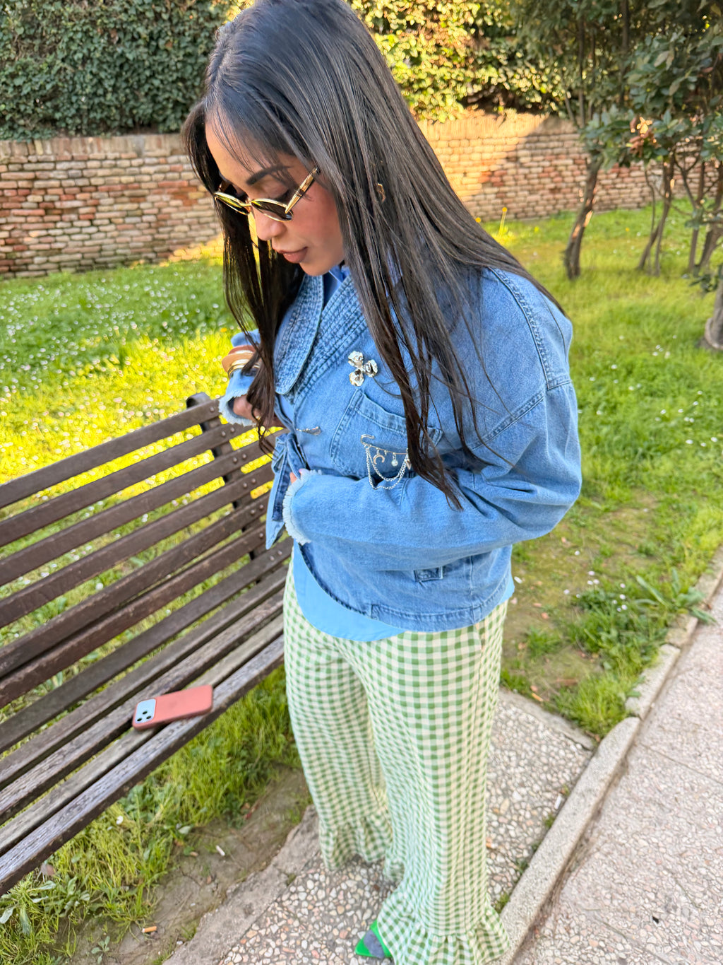 Pantaloni palazzo a quadretti con volant fondo