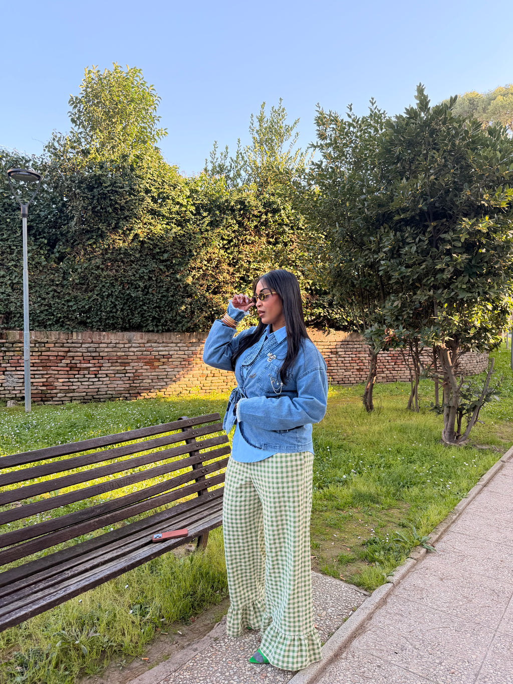 Pantaloni palazzo a quadretti con volant fondo
