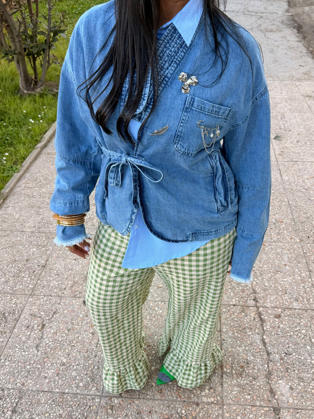 Giacca denim con cintura annodata e tasche applicate