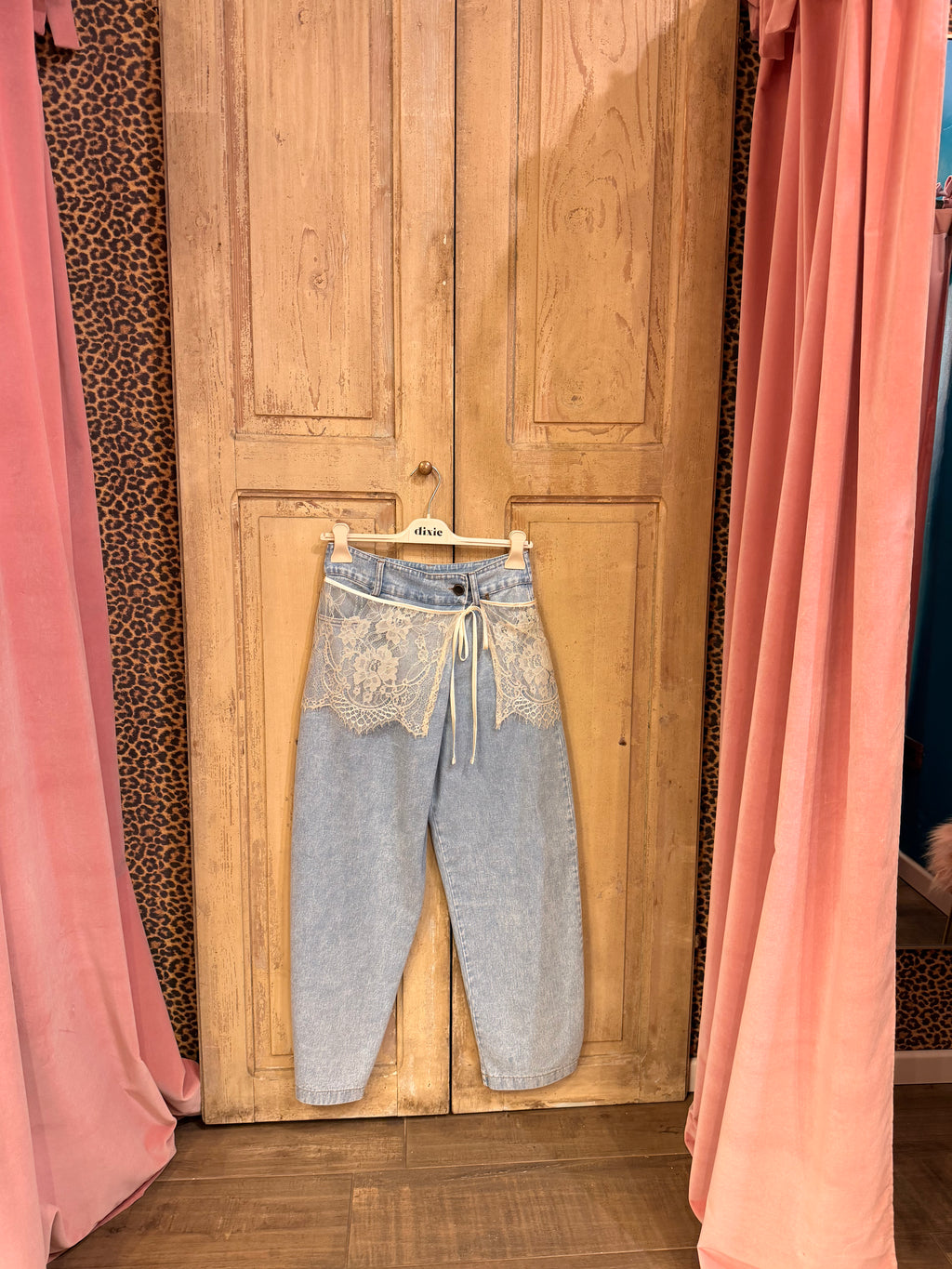 Jeans con dettaglio foulard in pizzo