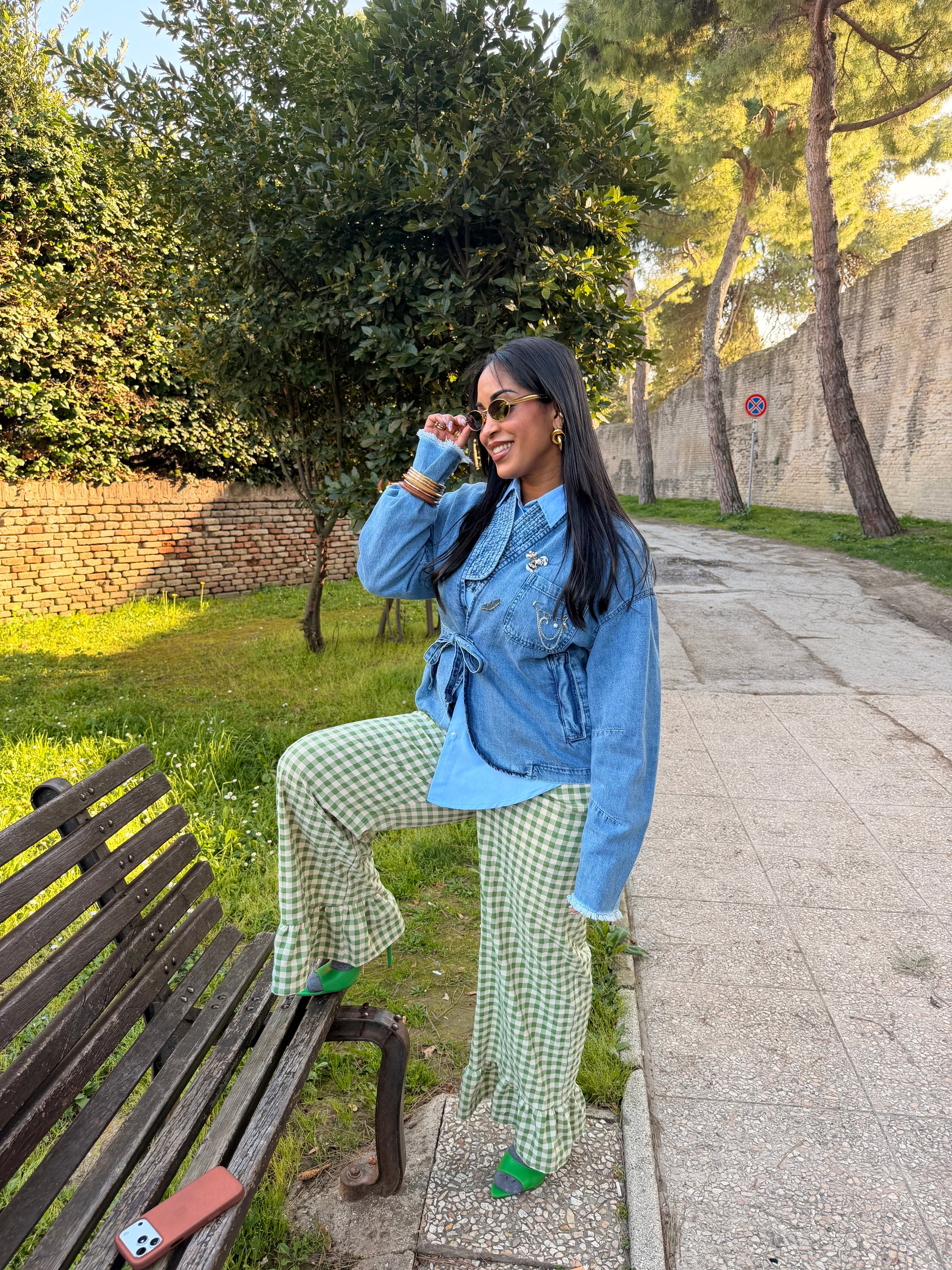Giacca denim con cintura annodata e tasche applicate
