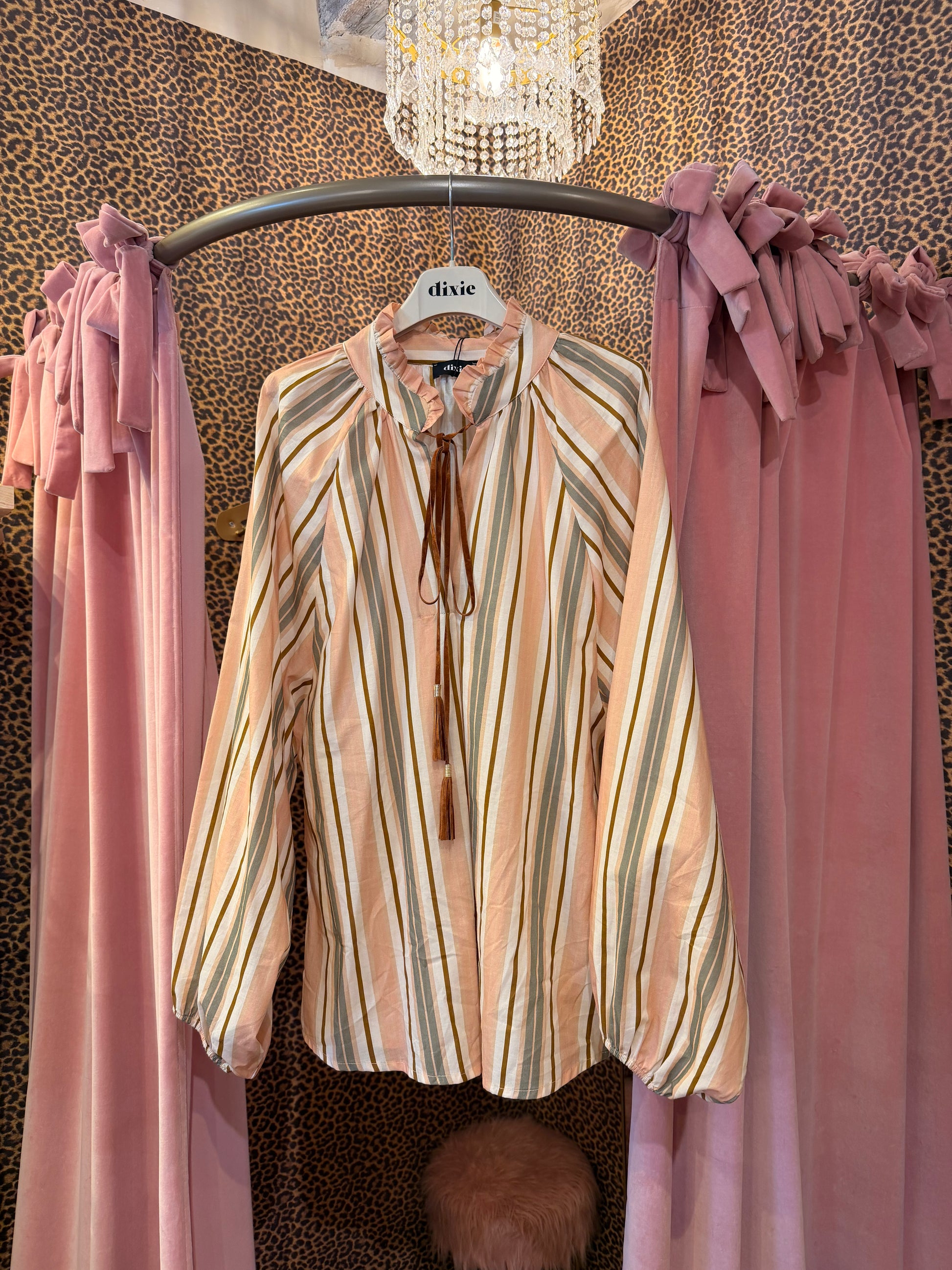Blusa a righe con maniche ampie e laccetti