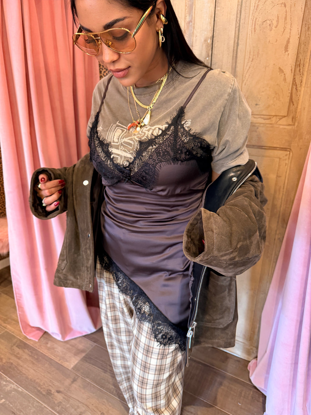 Top con spalline sottili e bordo di pizzo asimmetrico