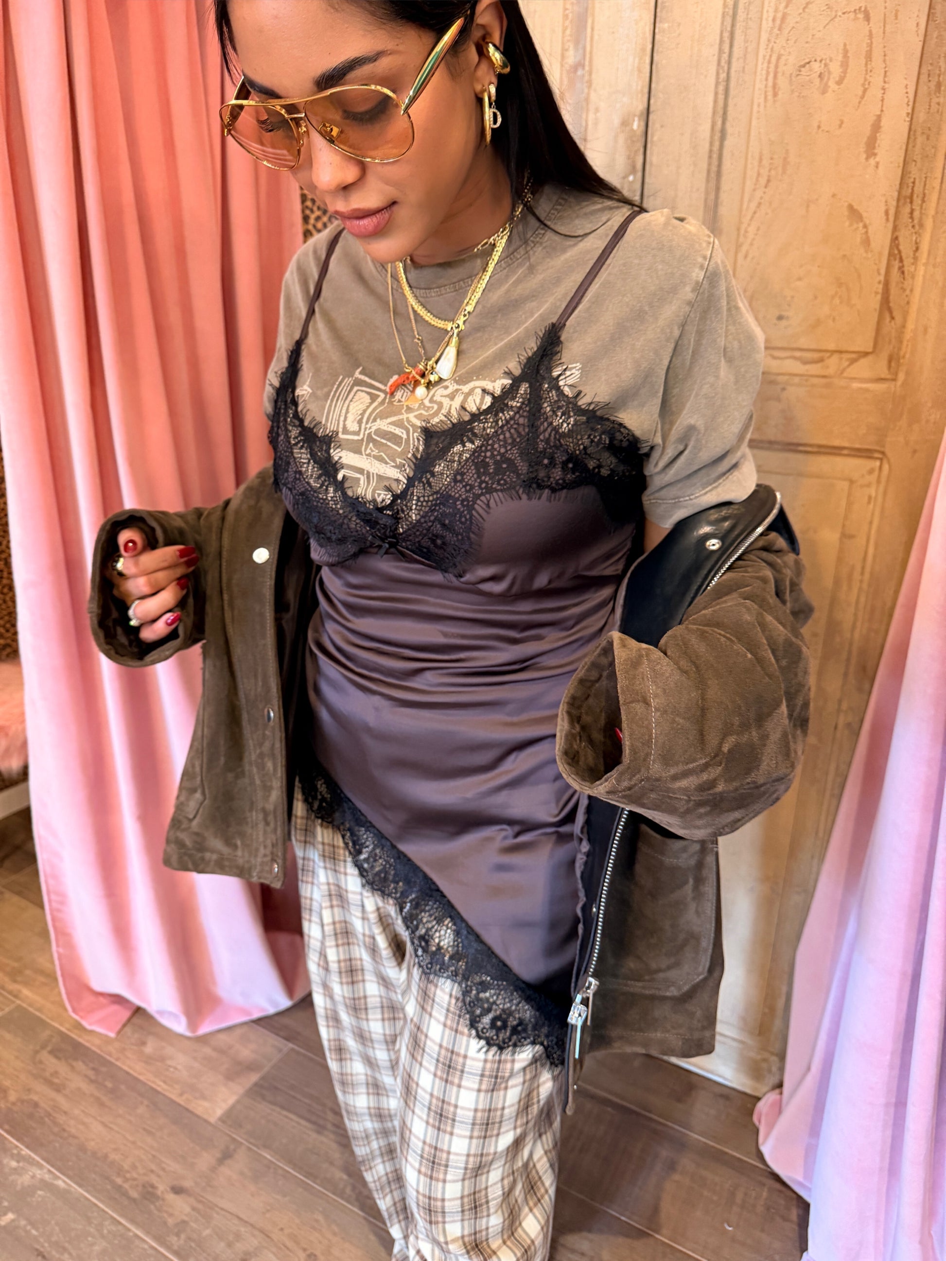 Top con spalline sottili e bordo di pizzo asimmetrico