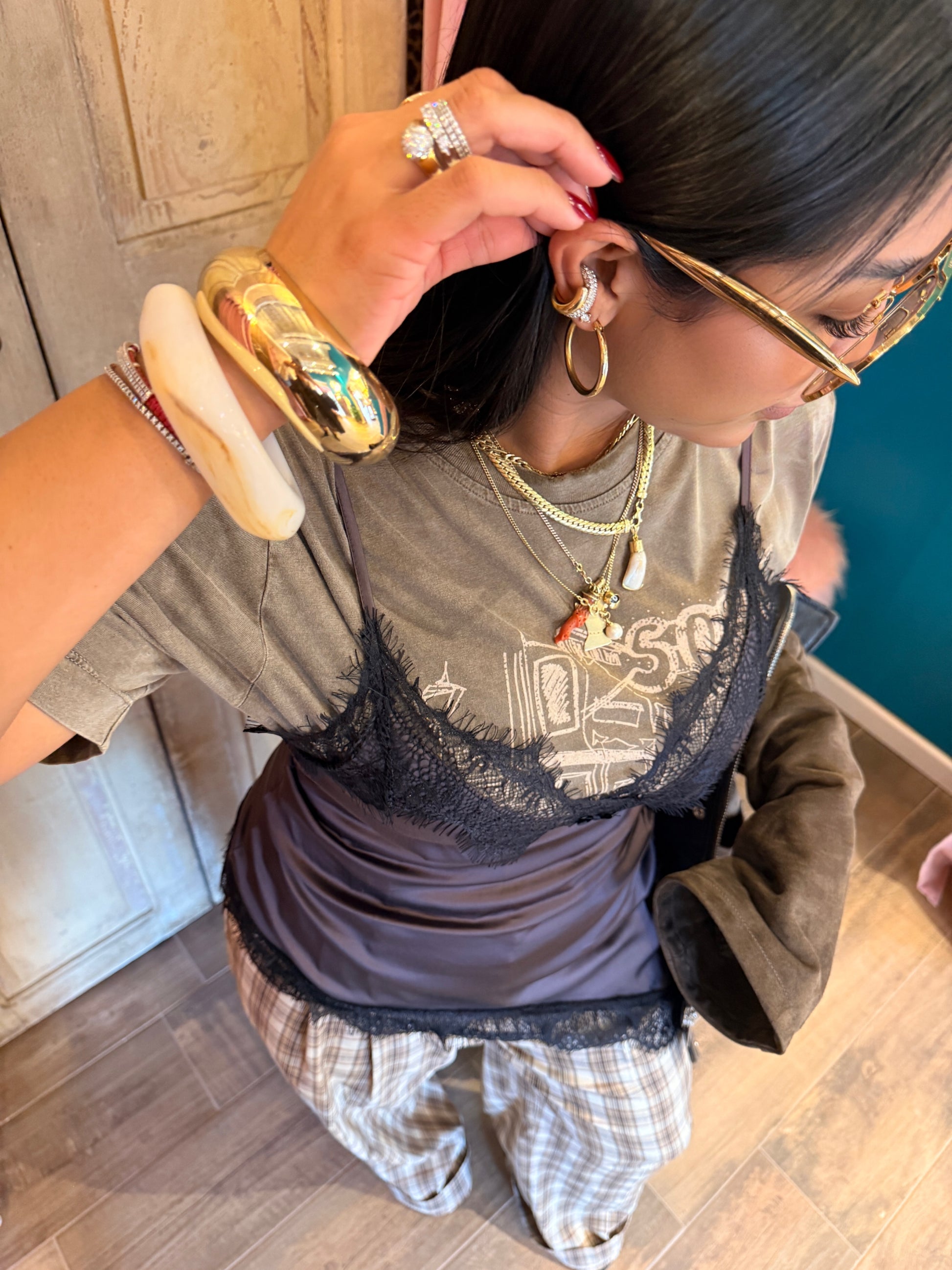 Top con spalline sottili e bordo di pizzo asimmetrico