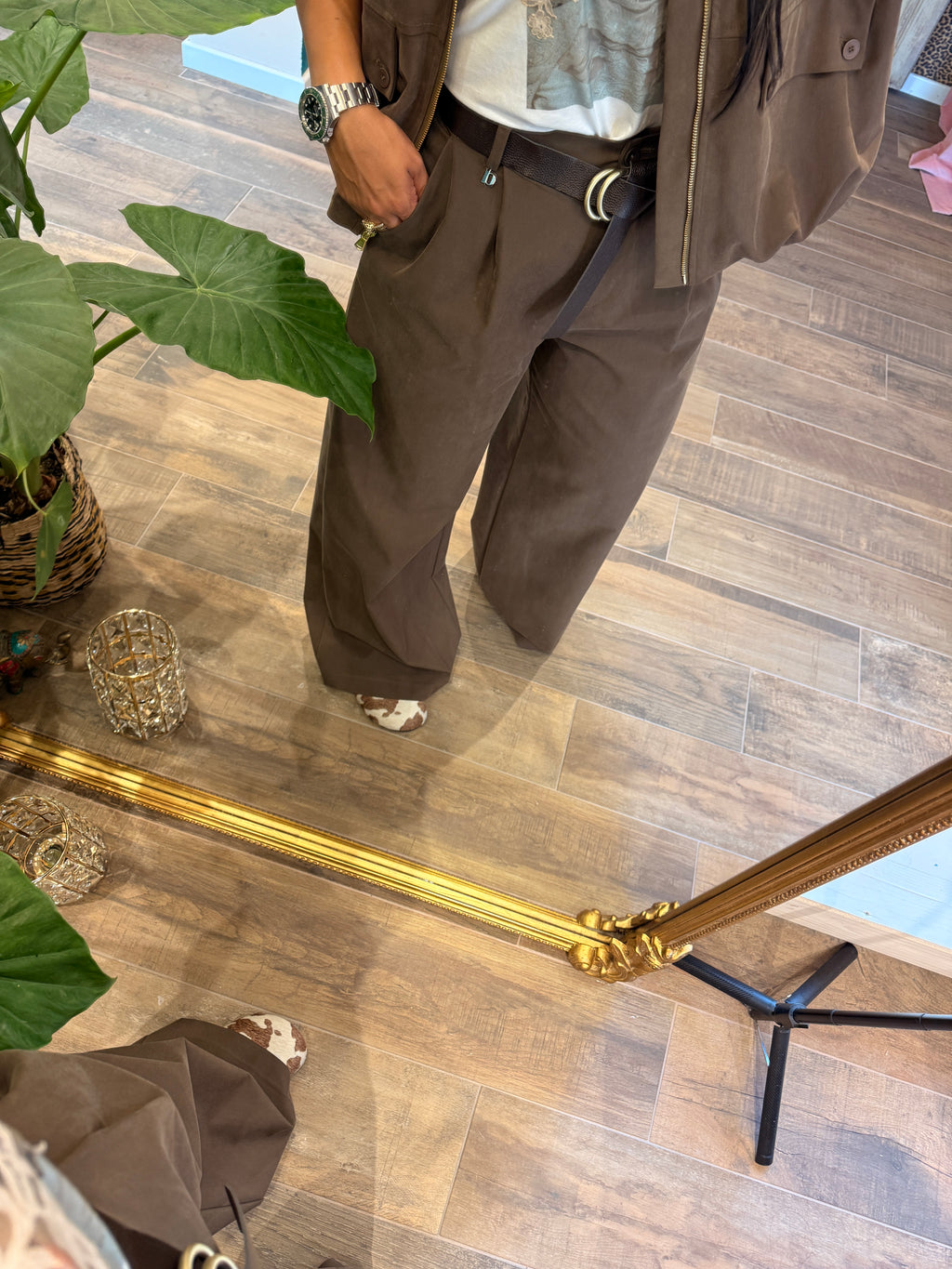 Pantaloni palazzo con cintura e design ampio