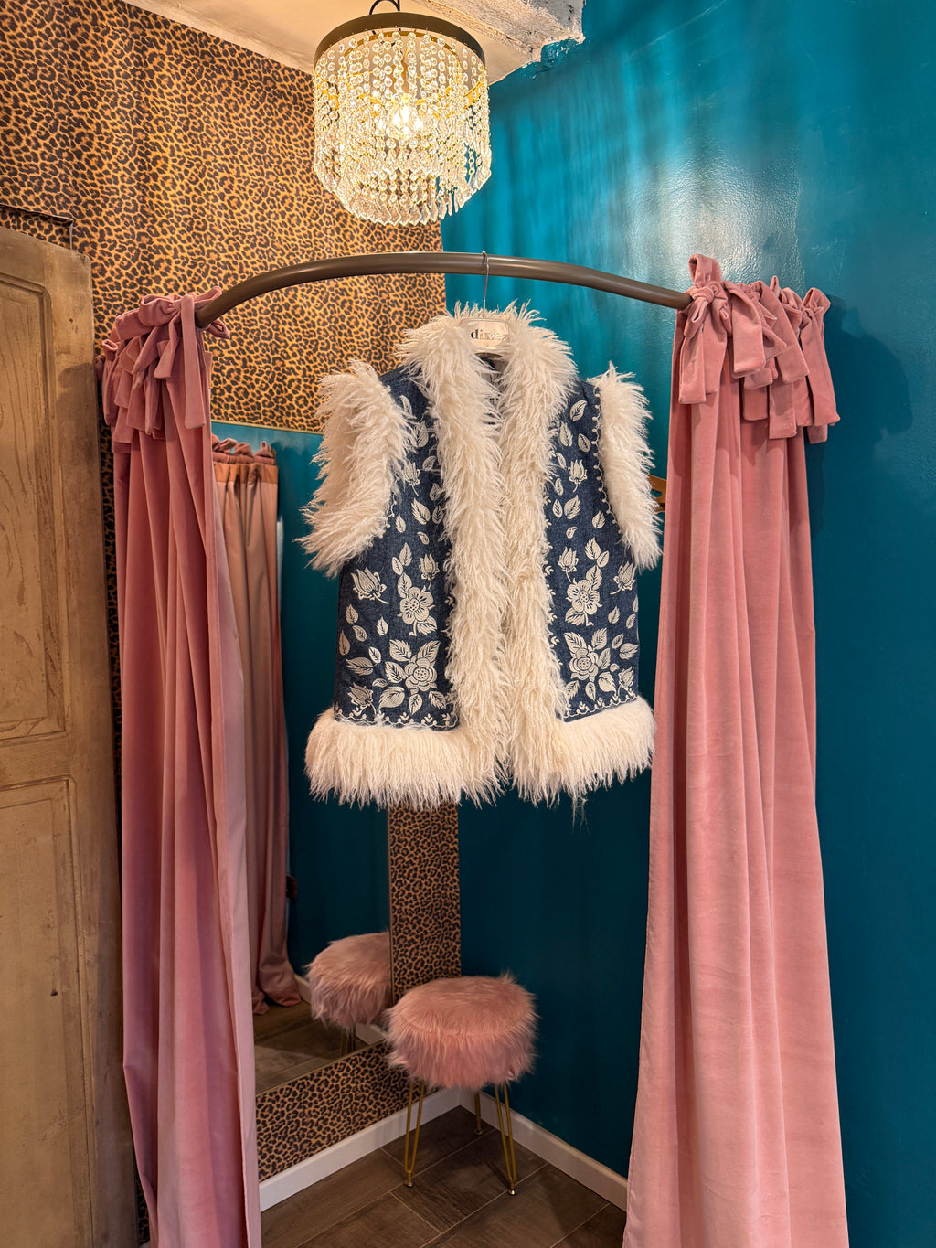 Gilet smanicato ricamato con finitura pelosa