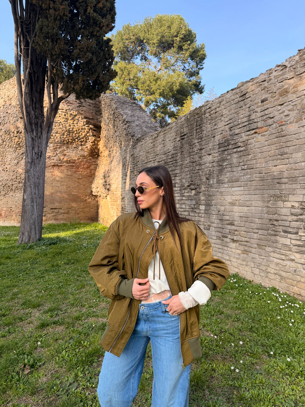 Bomber corto con maniche arricciate e zip frontale