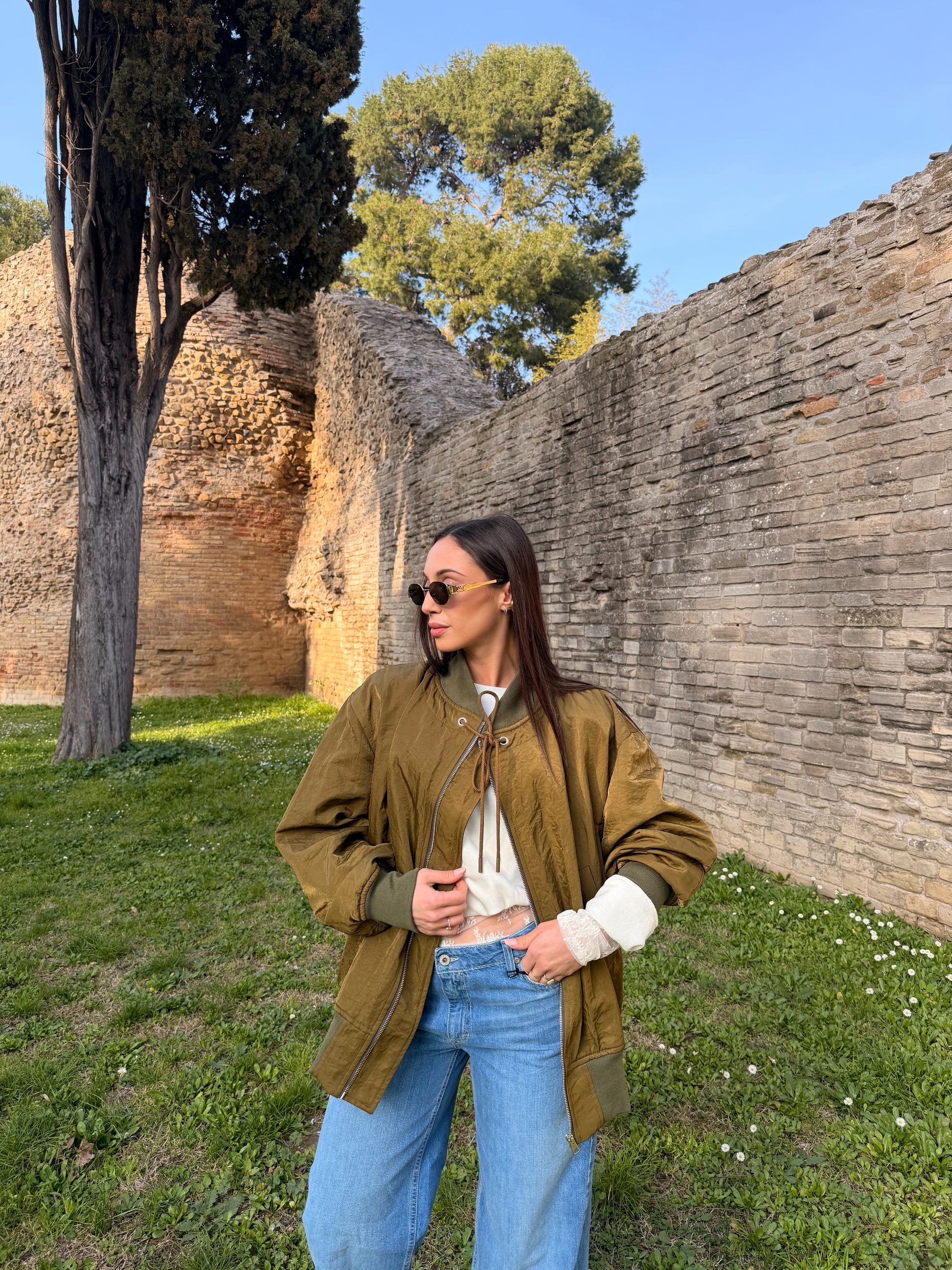 Bomber corto con maniche arricciate e zip frontale