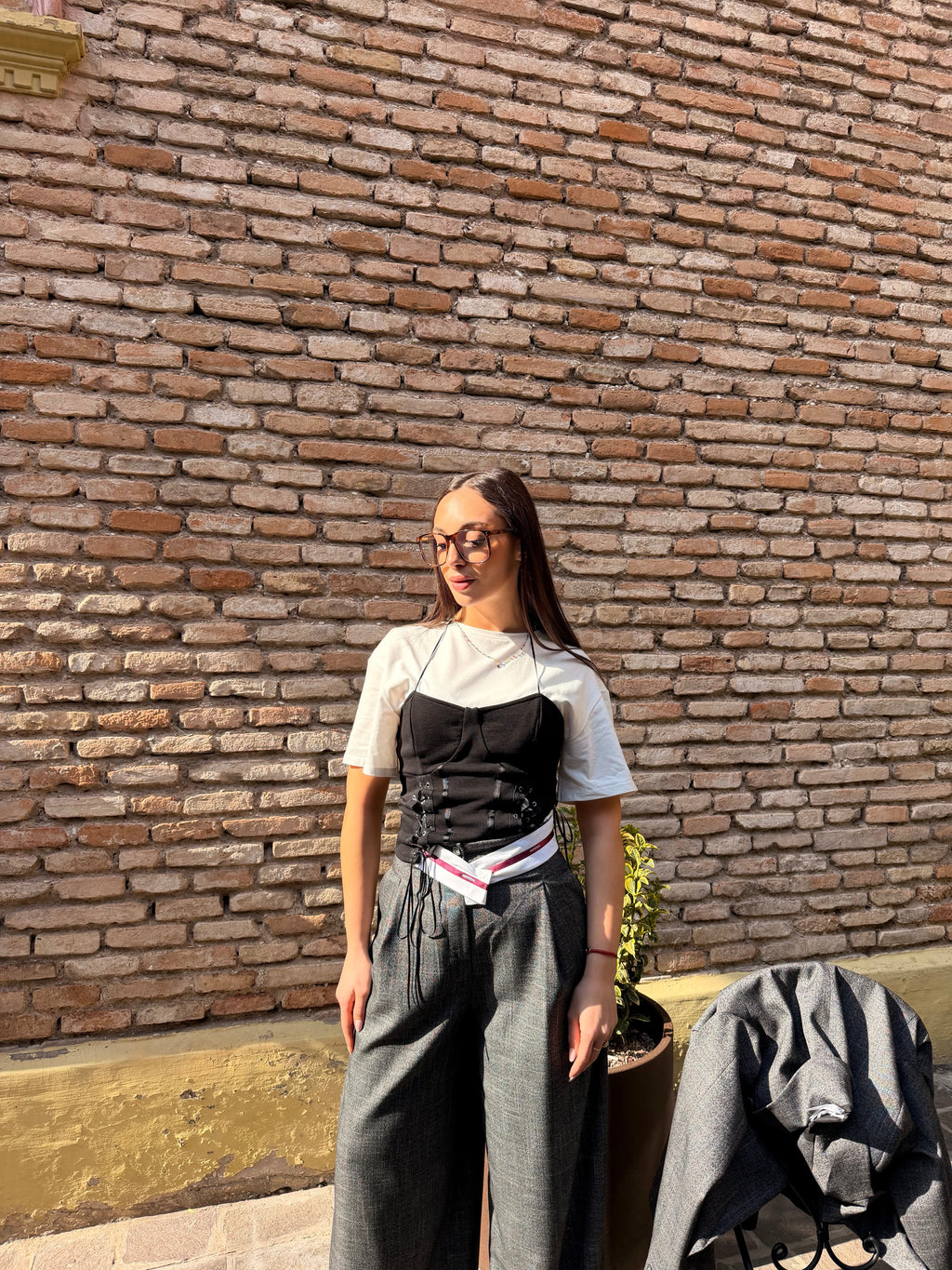 T-shirt con corsetto e lacci