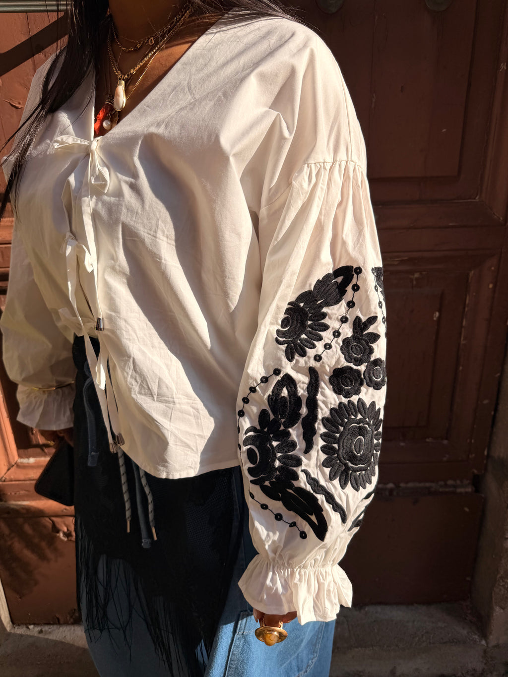 Blusa ampia con ricami floreali e laccetti