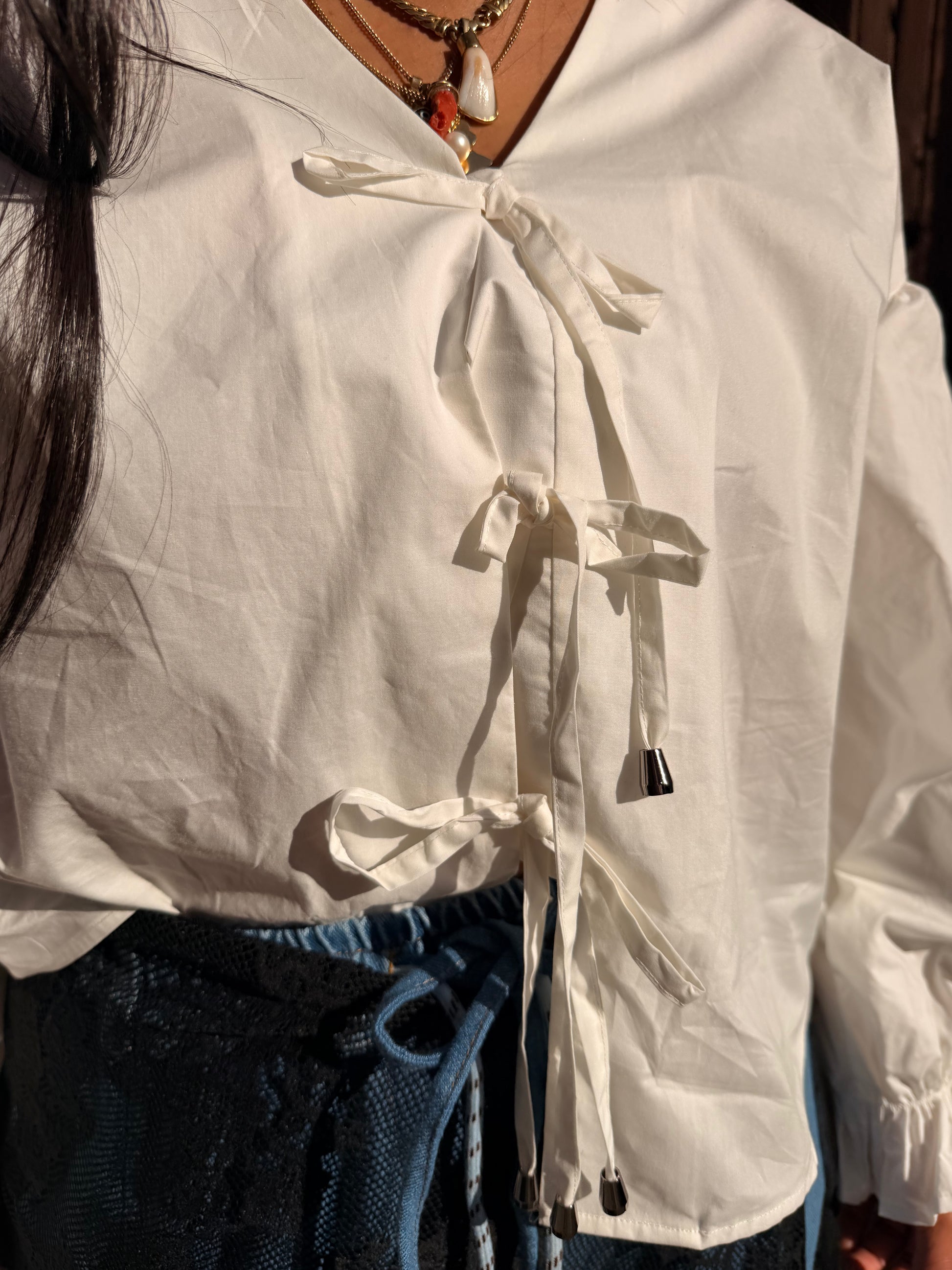 Blusa ampia con ricami floreali e laccetti