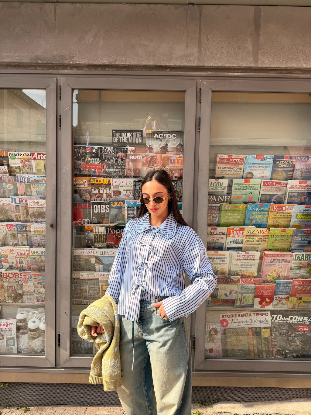 Camicia a righe con fiocchi e colletto ampio