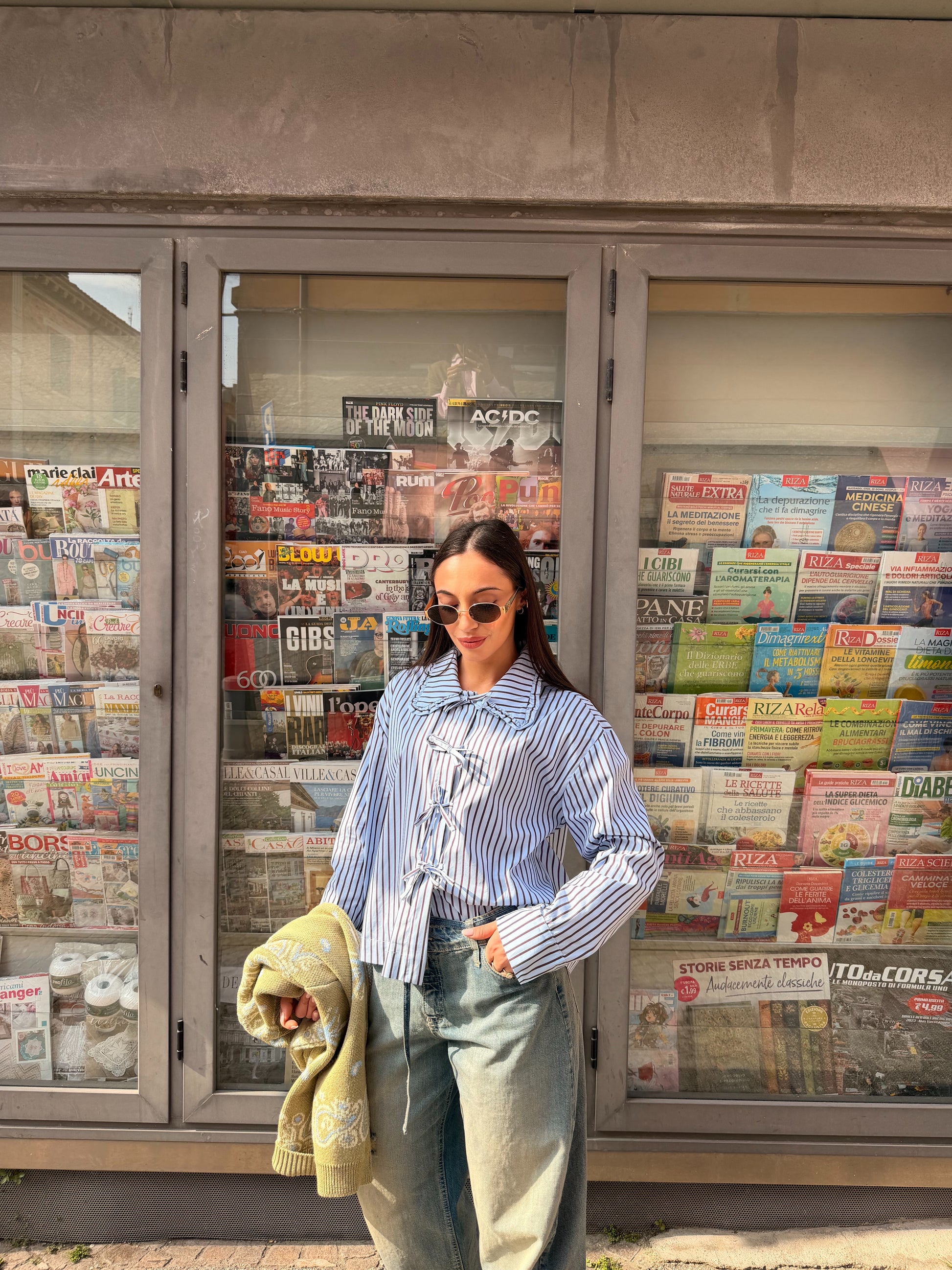 Camicia a righe con fiocchi e colletto ampio