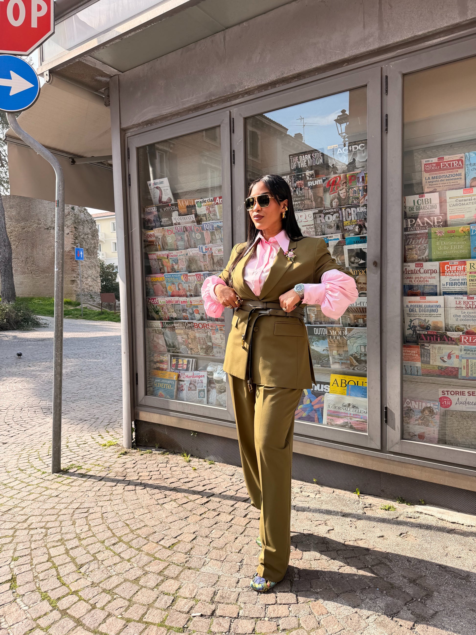 Blazer con cintura e abbottonatura monopetto
