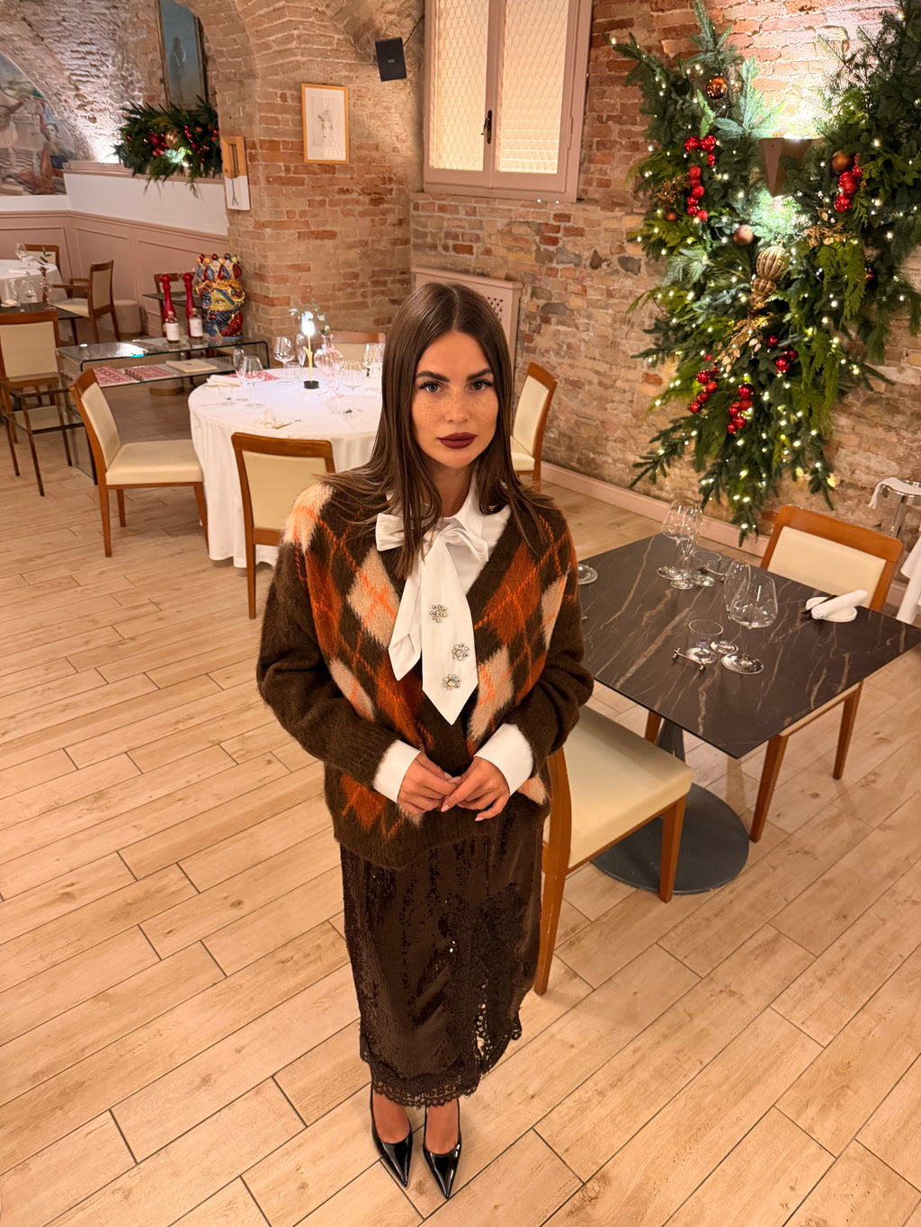 Camicia con fiocco collo e bottoni gioiello