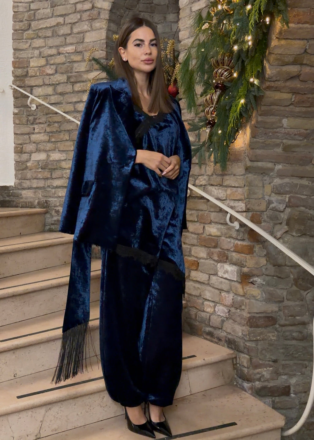 Abito corto con spalline e bordo in pizzo